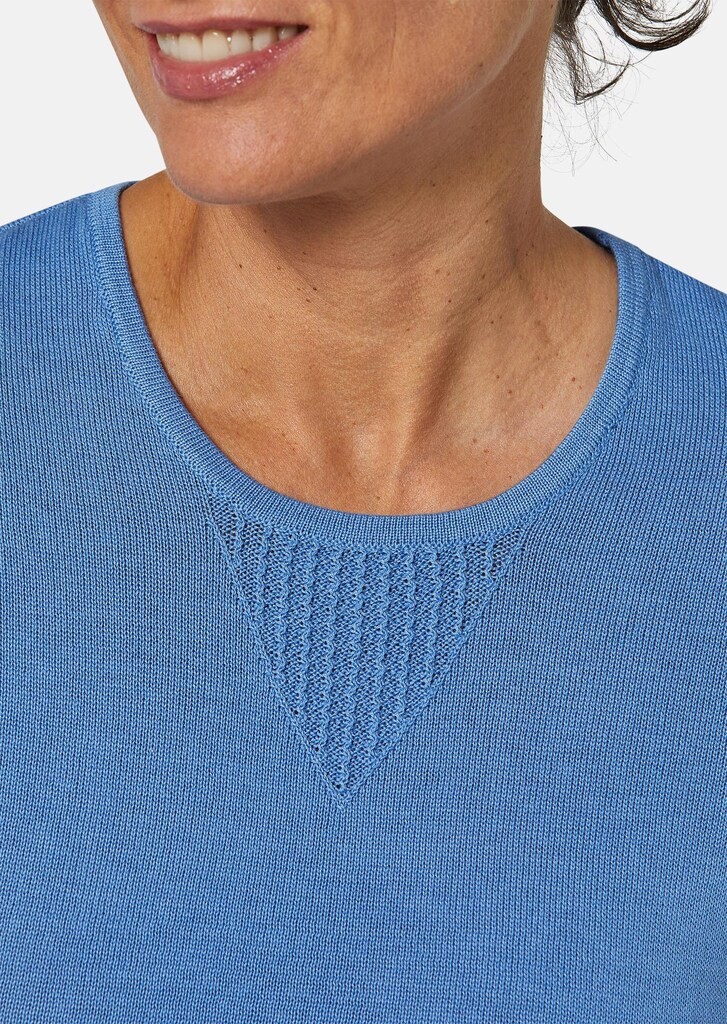 Sommerlicher Strickpullover mit Ajourmuster