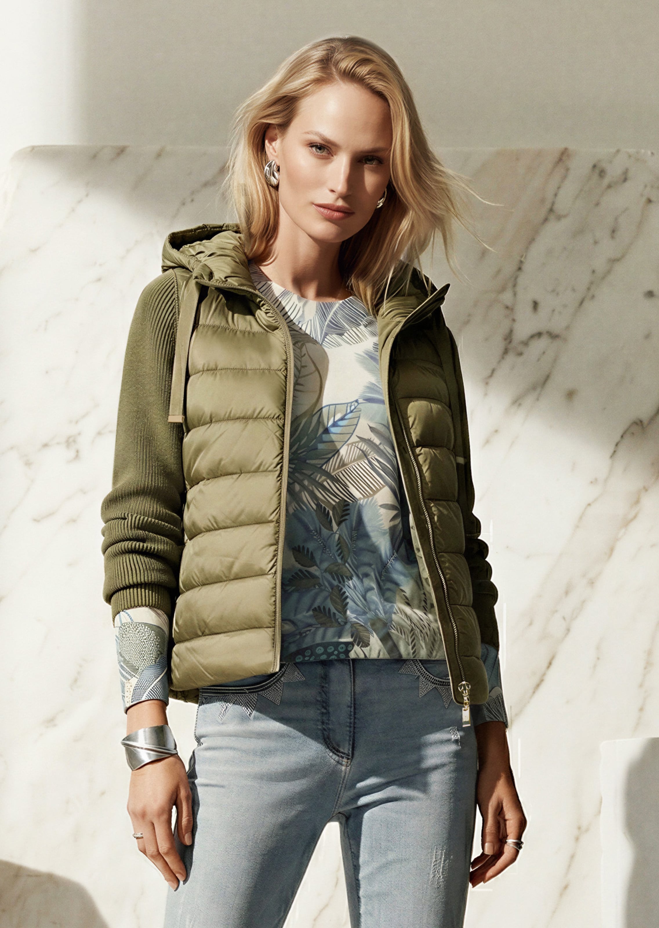 Steppjacke mit Strickärmeln und Kapuze
