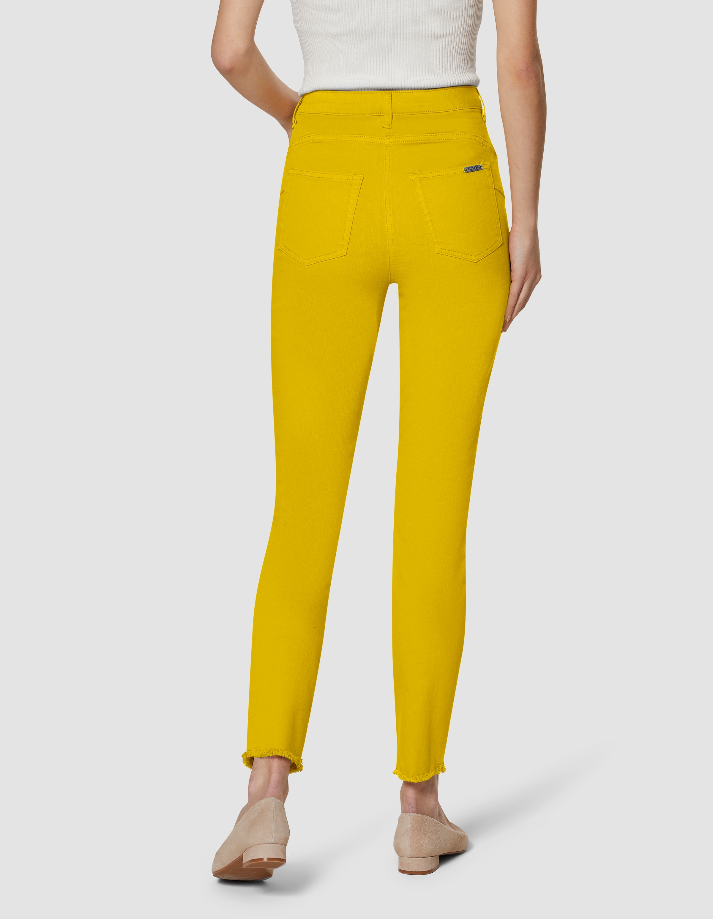 Jeans with fine fringing at the bottom of the legs in sunny yellow