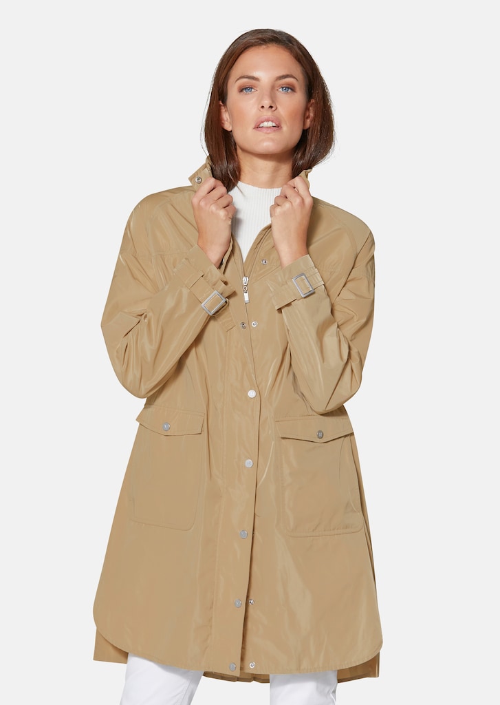 Parka with pleated back insert