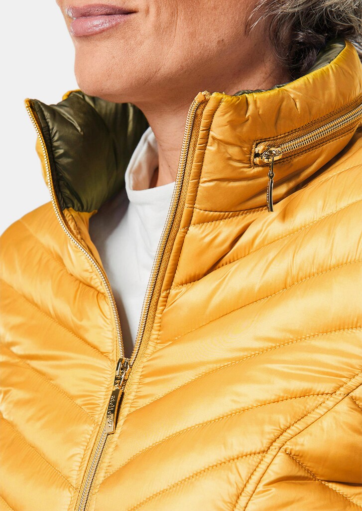 Steppjacke in figurschmeichelnder Optik