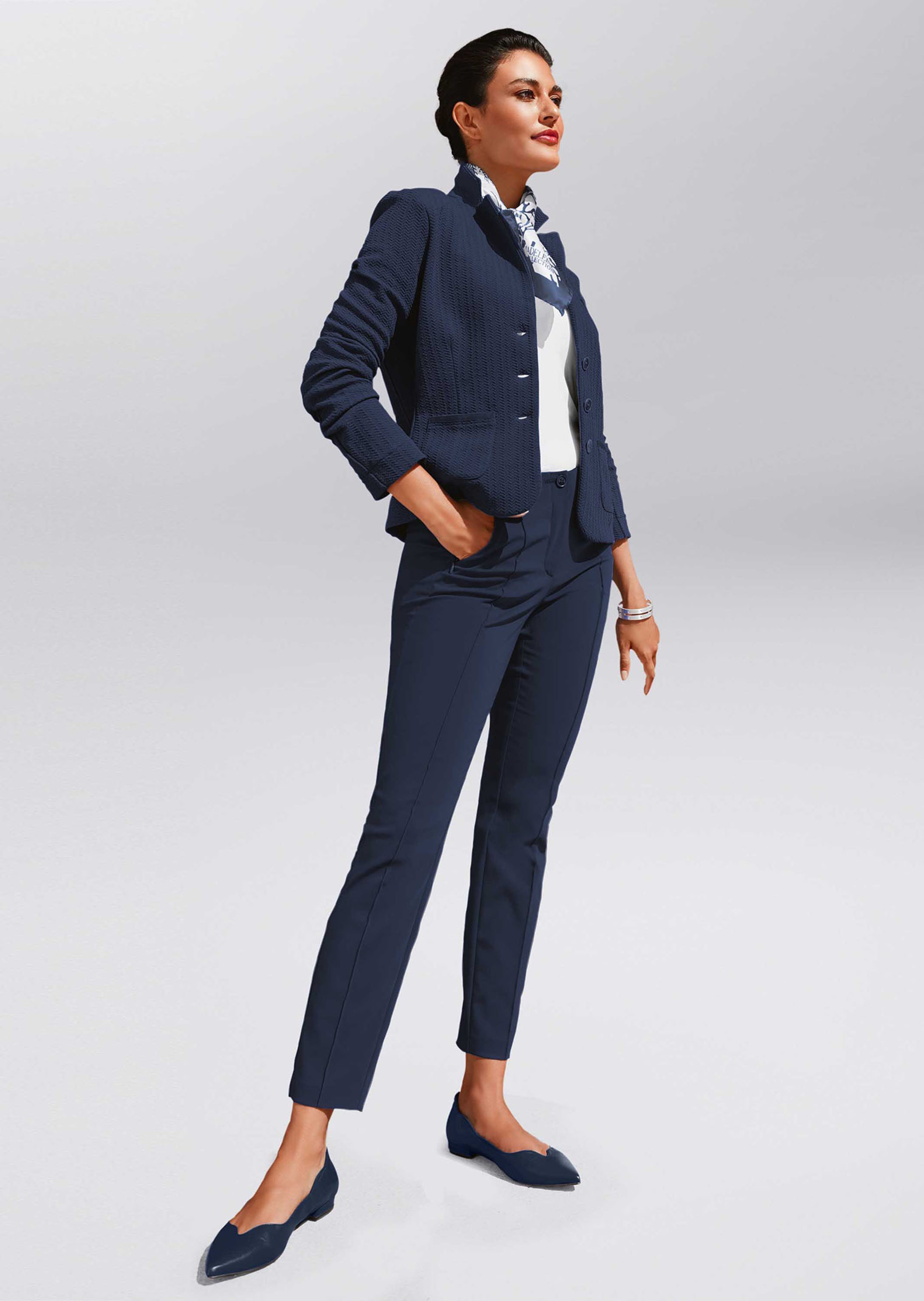 Korte jersey blazer met modieuze structuur