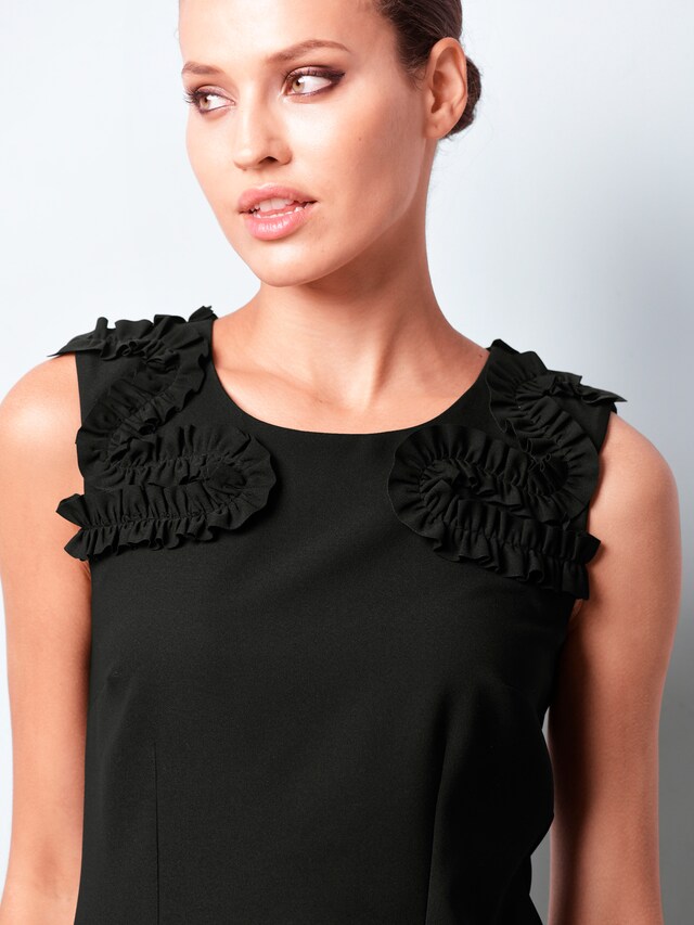 Kleid mit modischer Verzierung 3