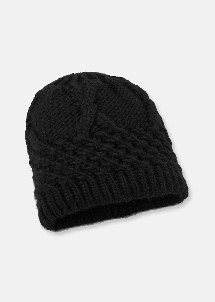 Knitted hat with cable pattern 2