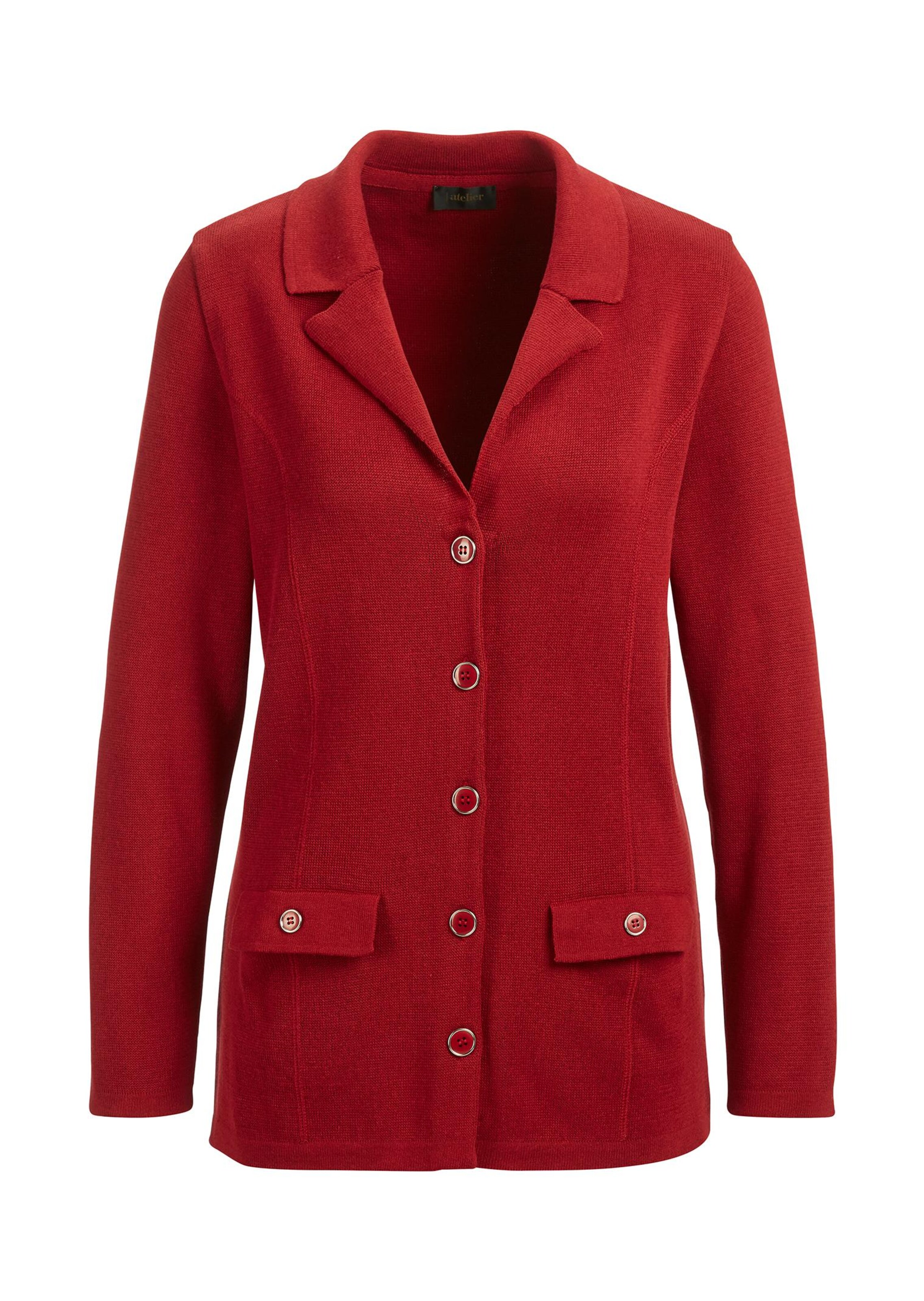 Ryhdikäs neulebleiseri, jossa somat napit ja taskut