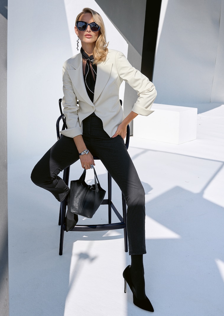 Kurzer Jersey-Blazer mit Ziernähten