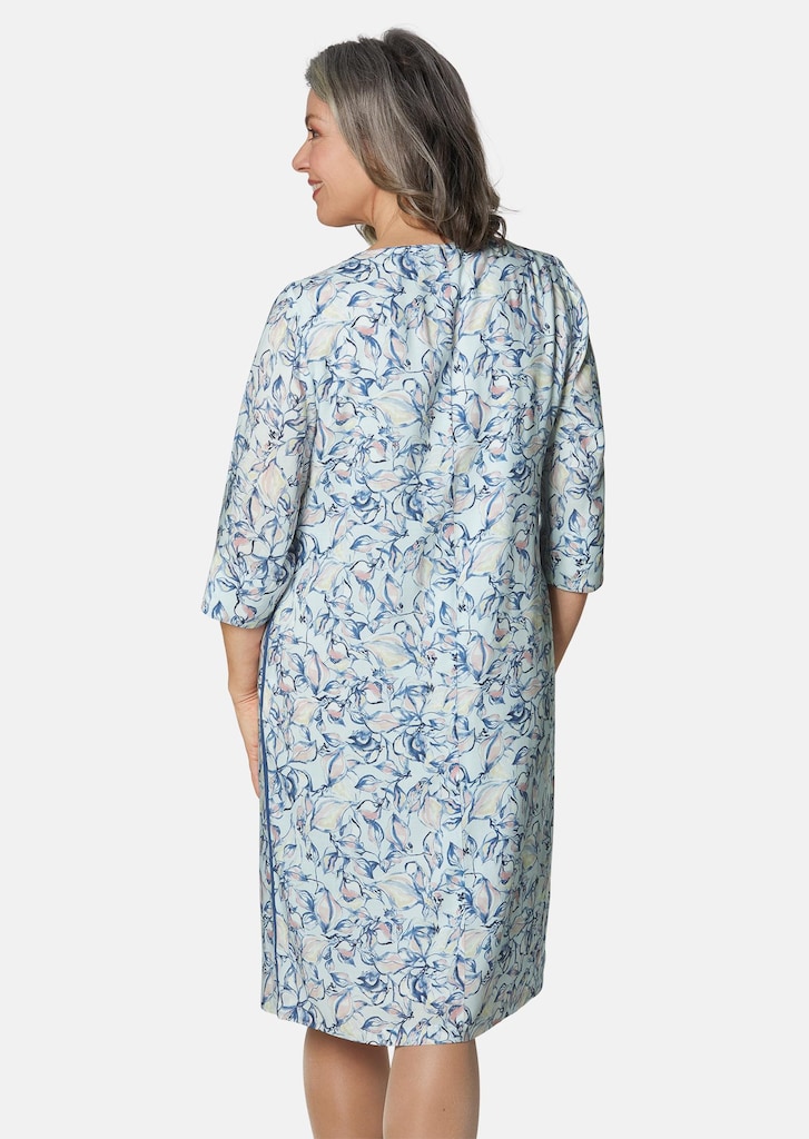 Figuurvriendelijke gedessineerde jurk met chic sierelement 2
