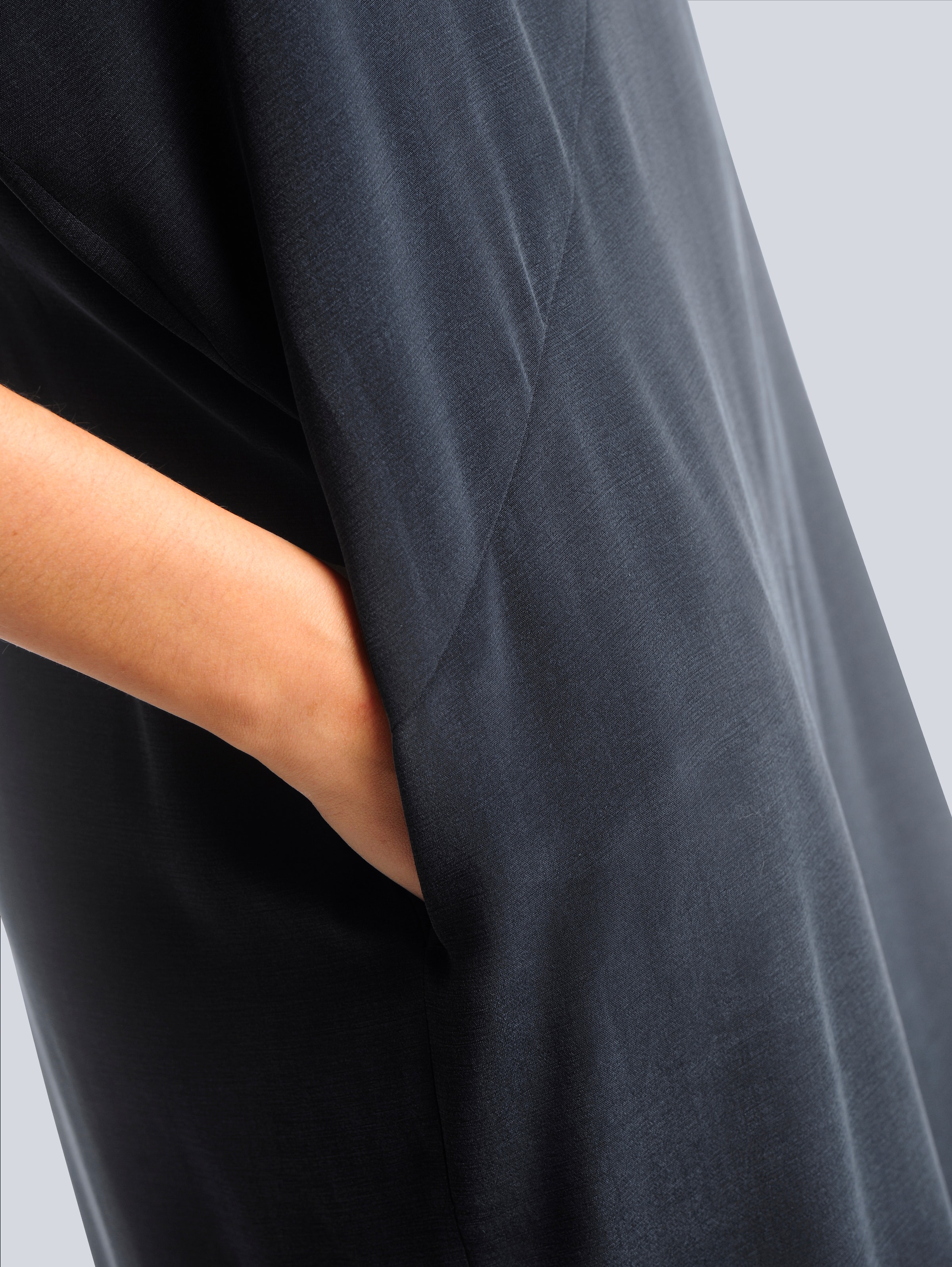 Kleid mit Ziernähten