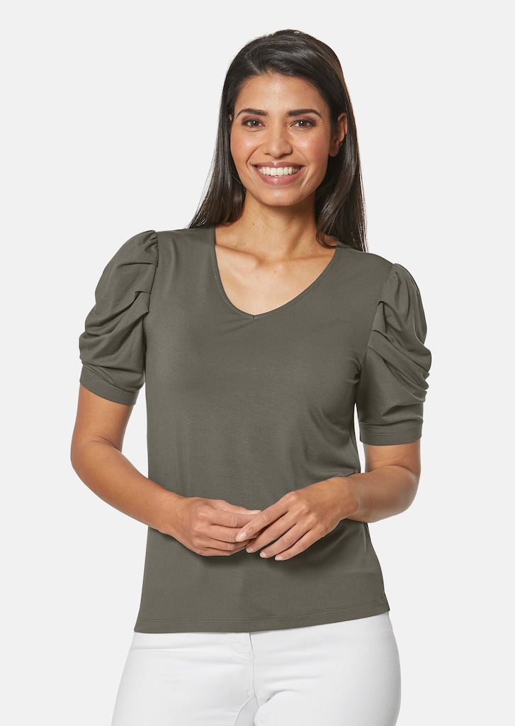 Shirt with shoulder accentuation