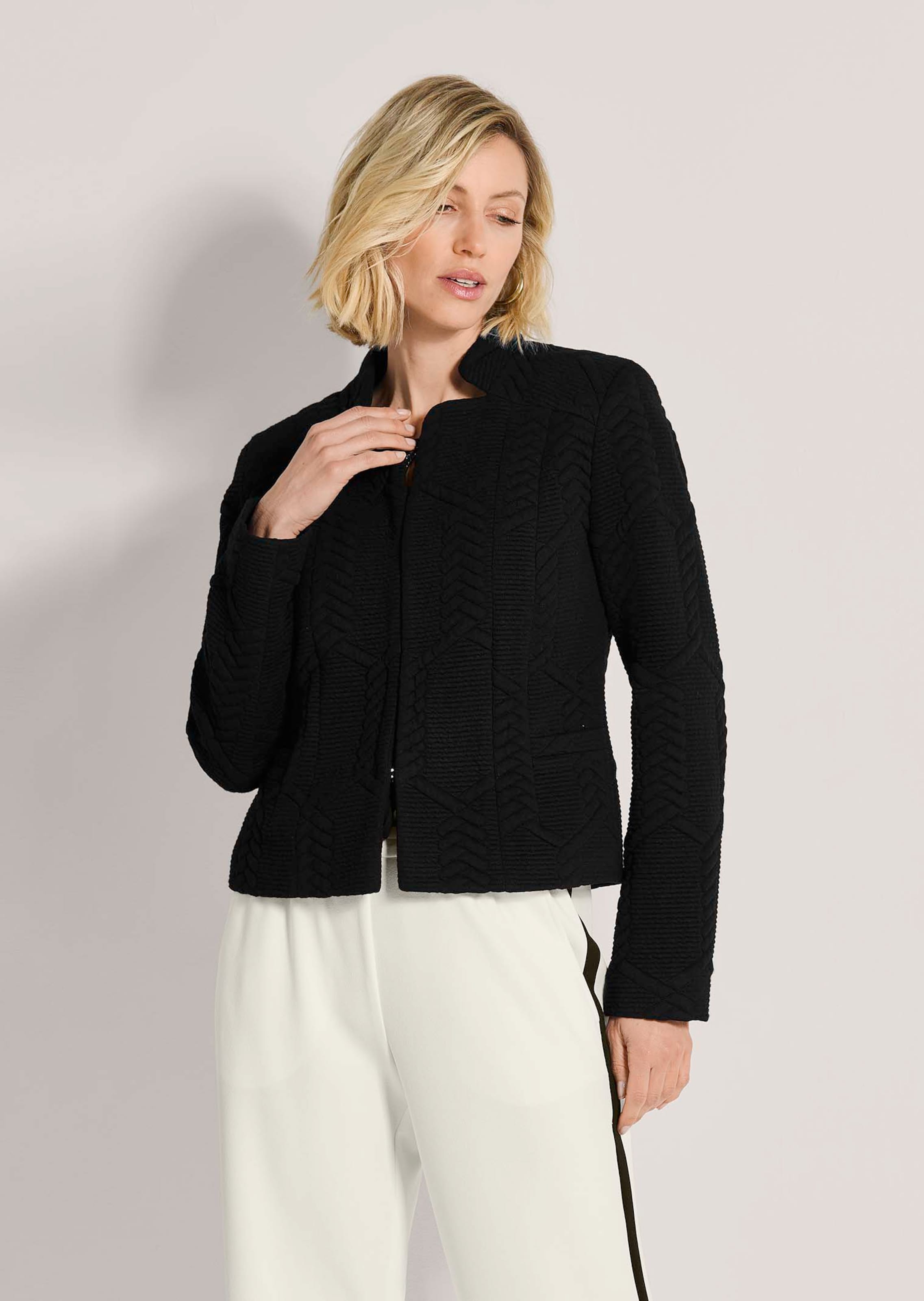 Kurzer Jersey-Blazer mit Zopfmuster