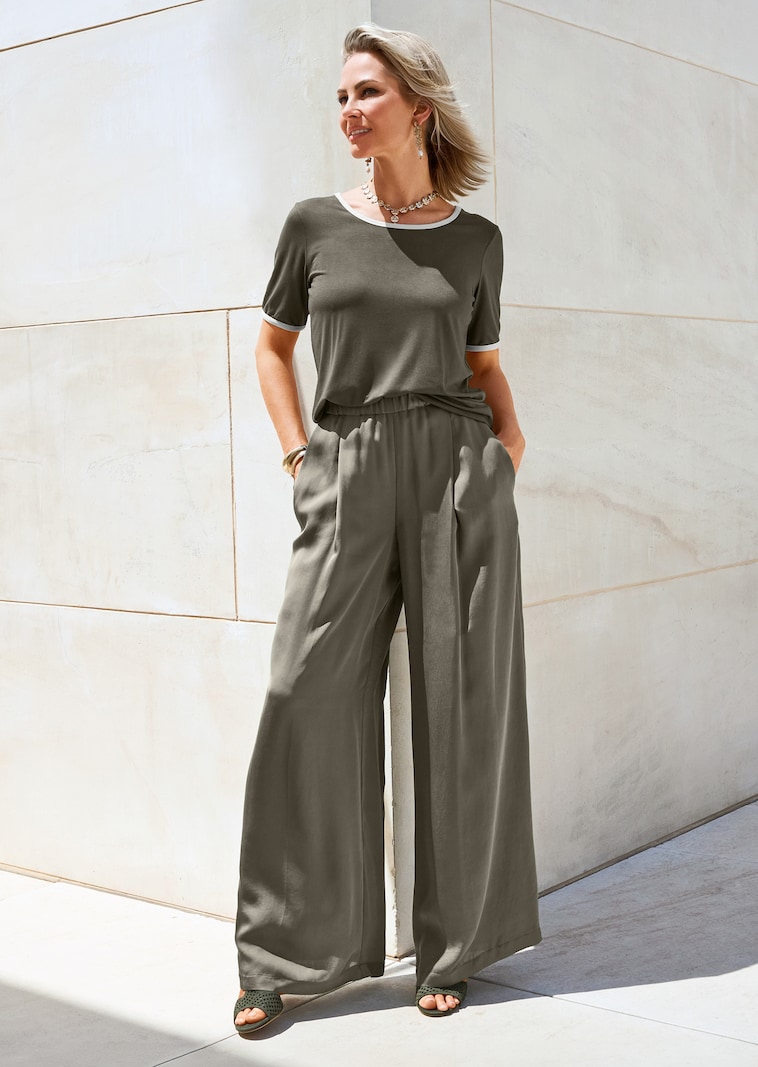 Halbarm-Shirt mit kontraststarken Paspeln