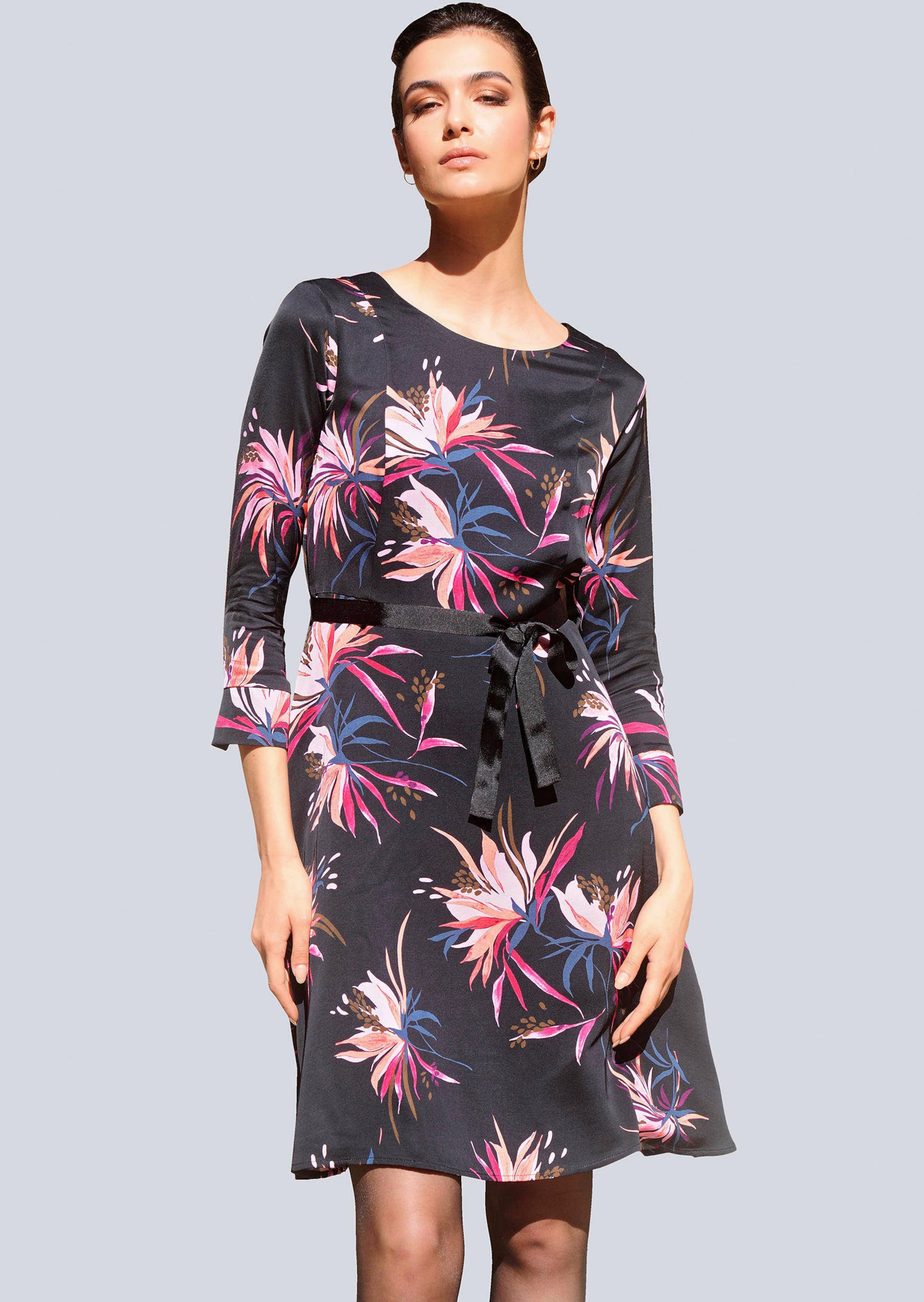 Kleid mit Bindegürtel