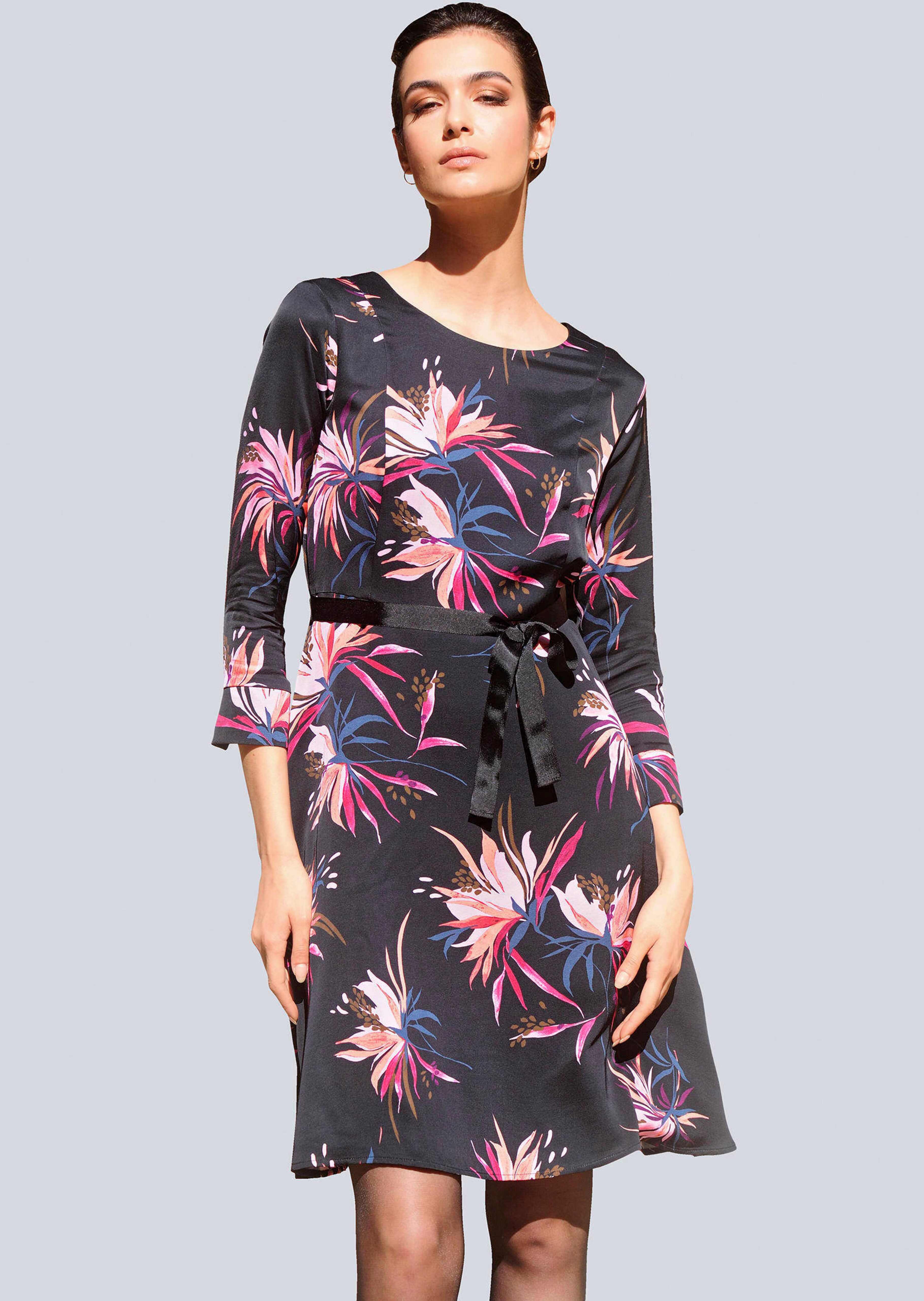 Kleid mit Bindegürtel