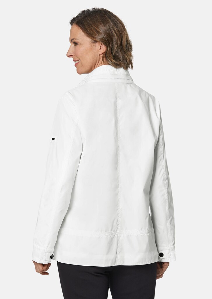 Jacke mit liebevollen Raffungen und versteckter Kapuze