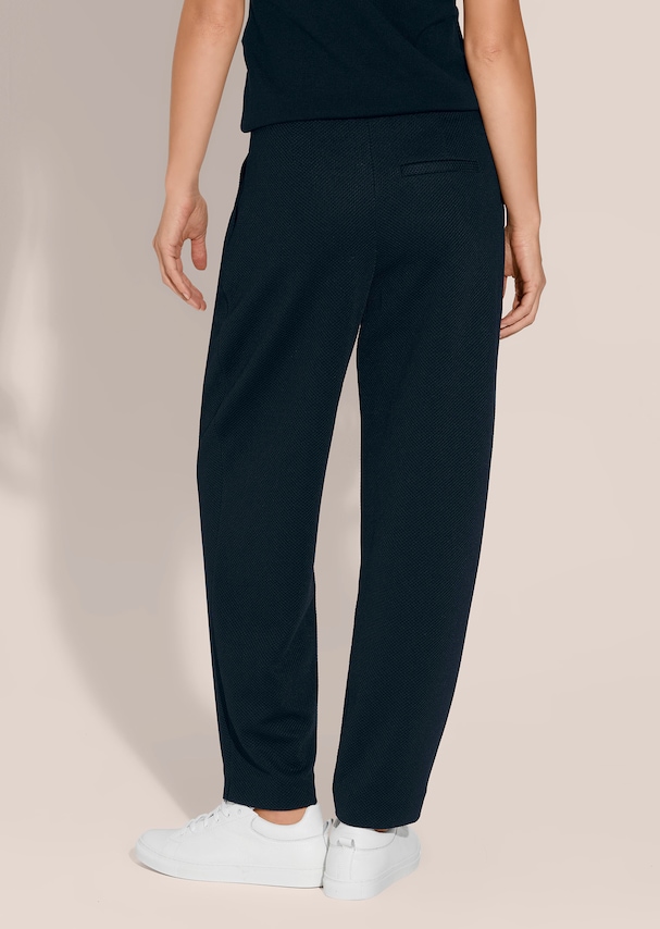 Pleated trousers in elegant textured quality 2