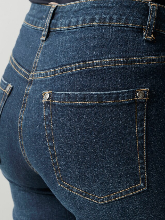 Jeans mit Nietenverzierung 3