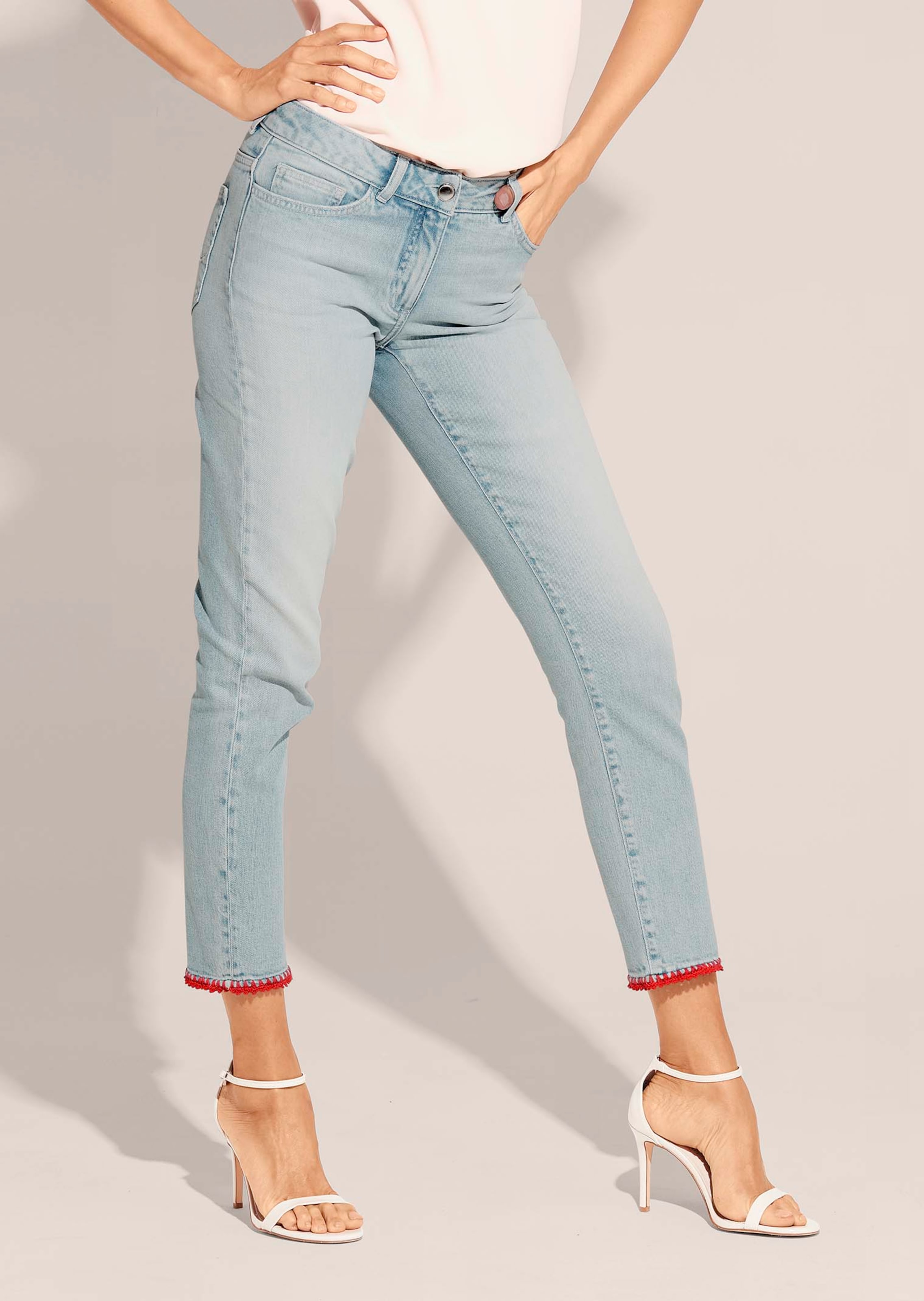 Jeans mit farbigem Beinabschluss