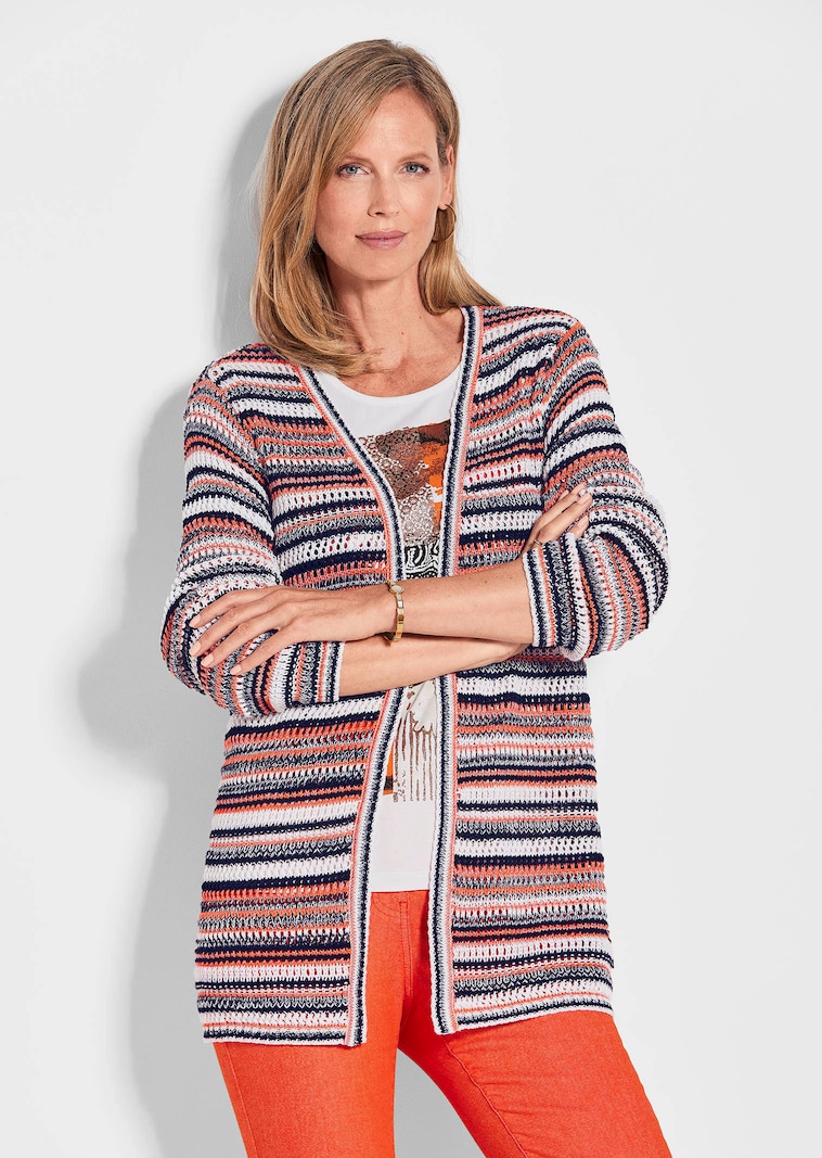 Strickjacke im Ringel-Look