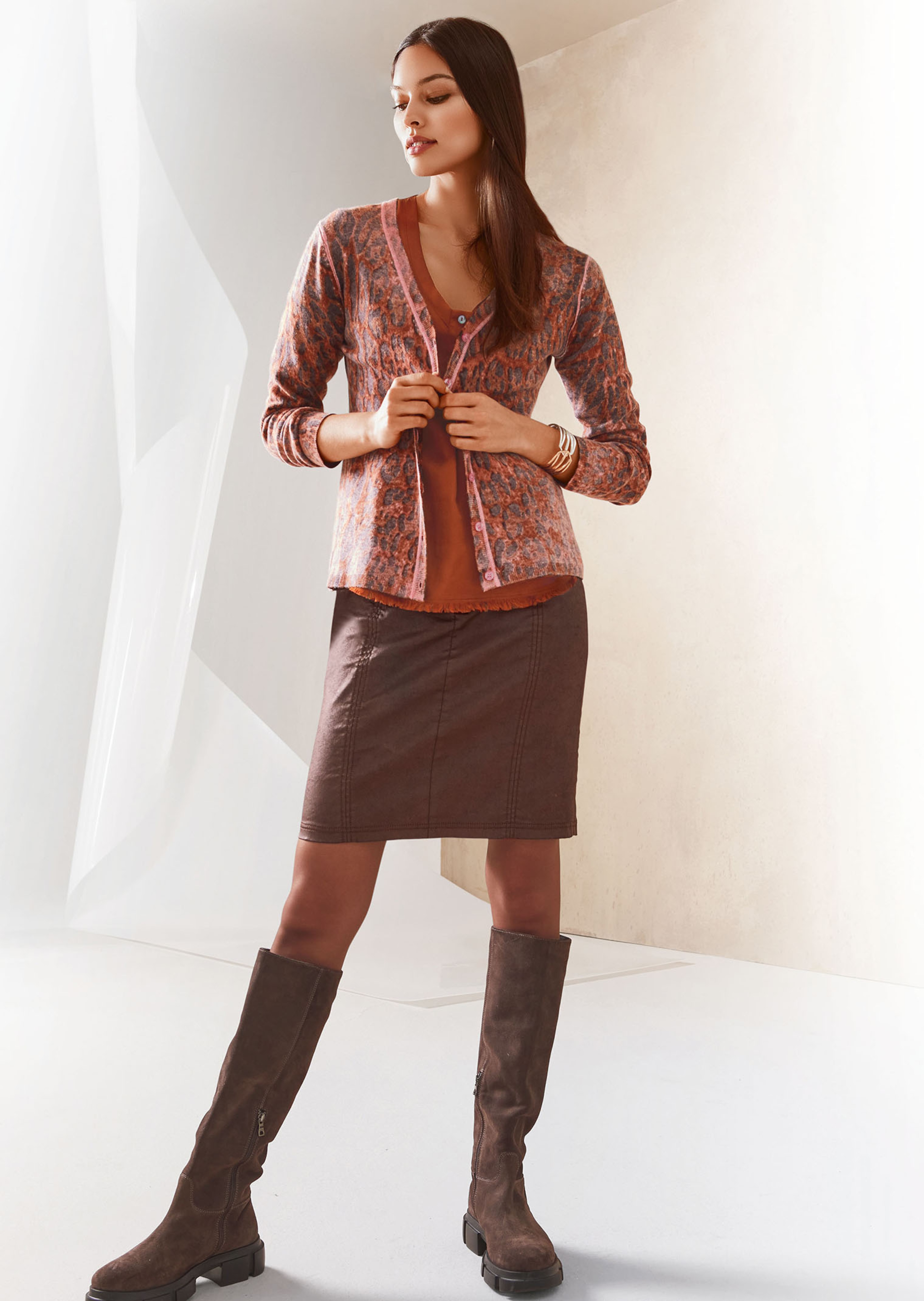 Cardigan with leo pattern