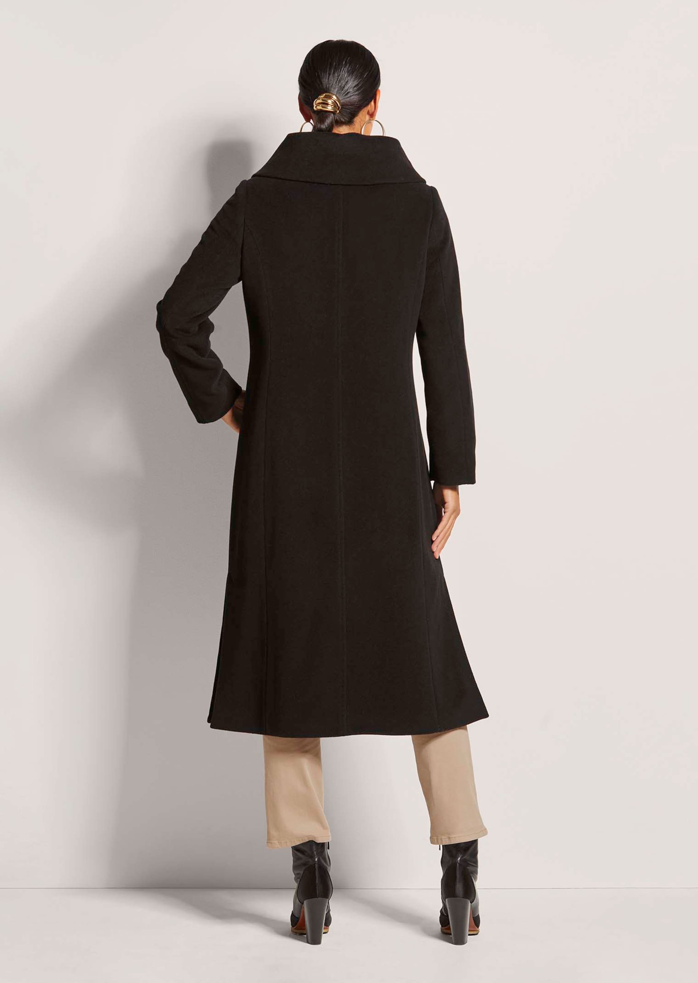 Coat in black | MADELEINE Fashion