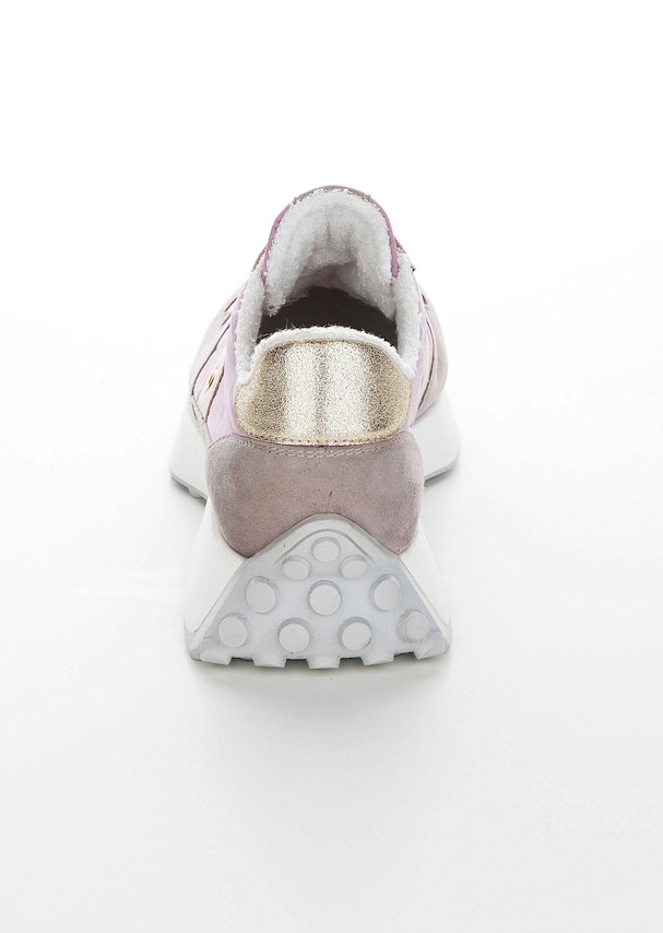 Sneaker mit modernem Materialmix 3