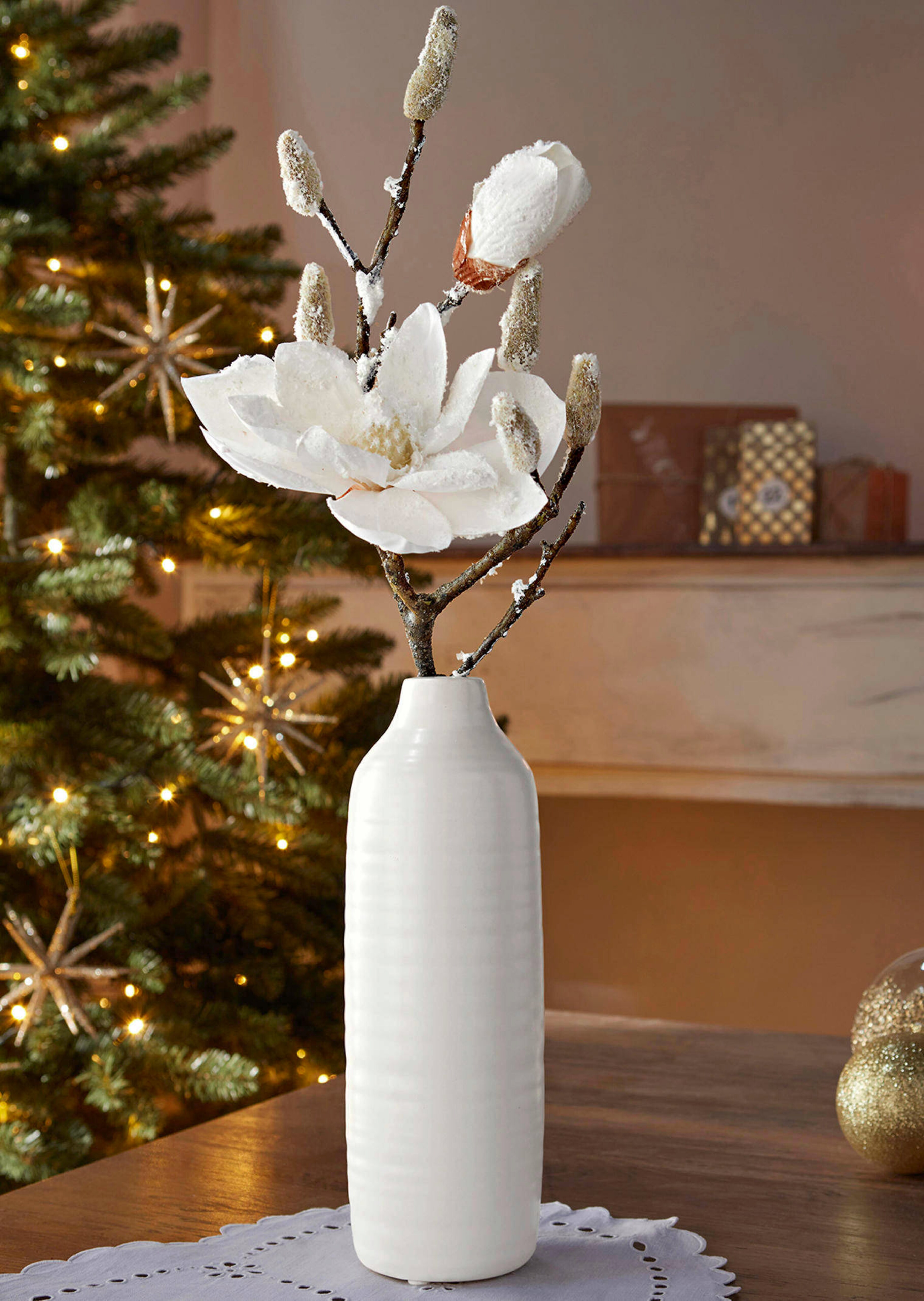 Branche de magnolia avec vase