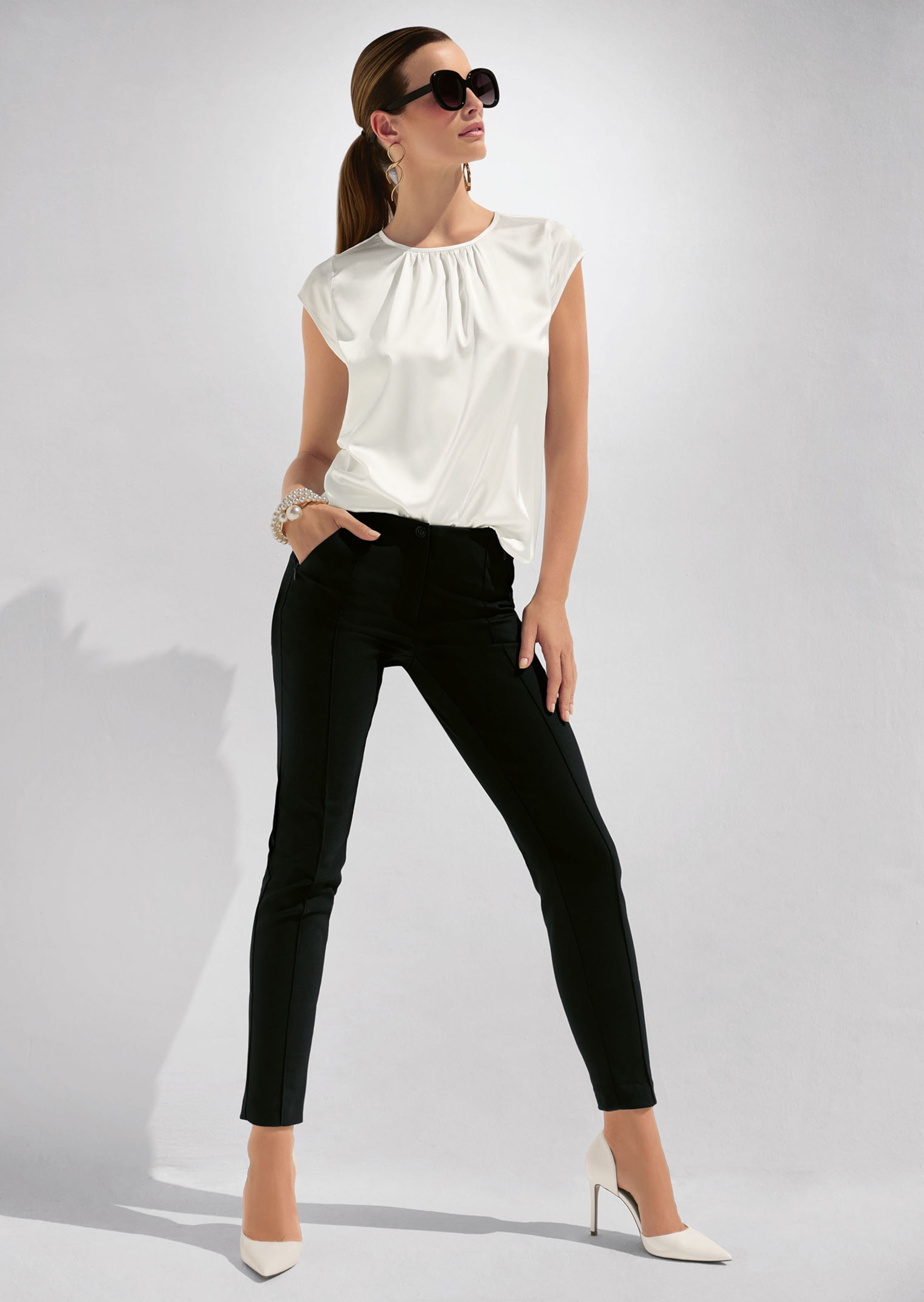 Schlanke Stretch-Hose mit Biesen