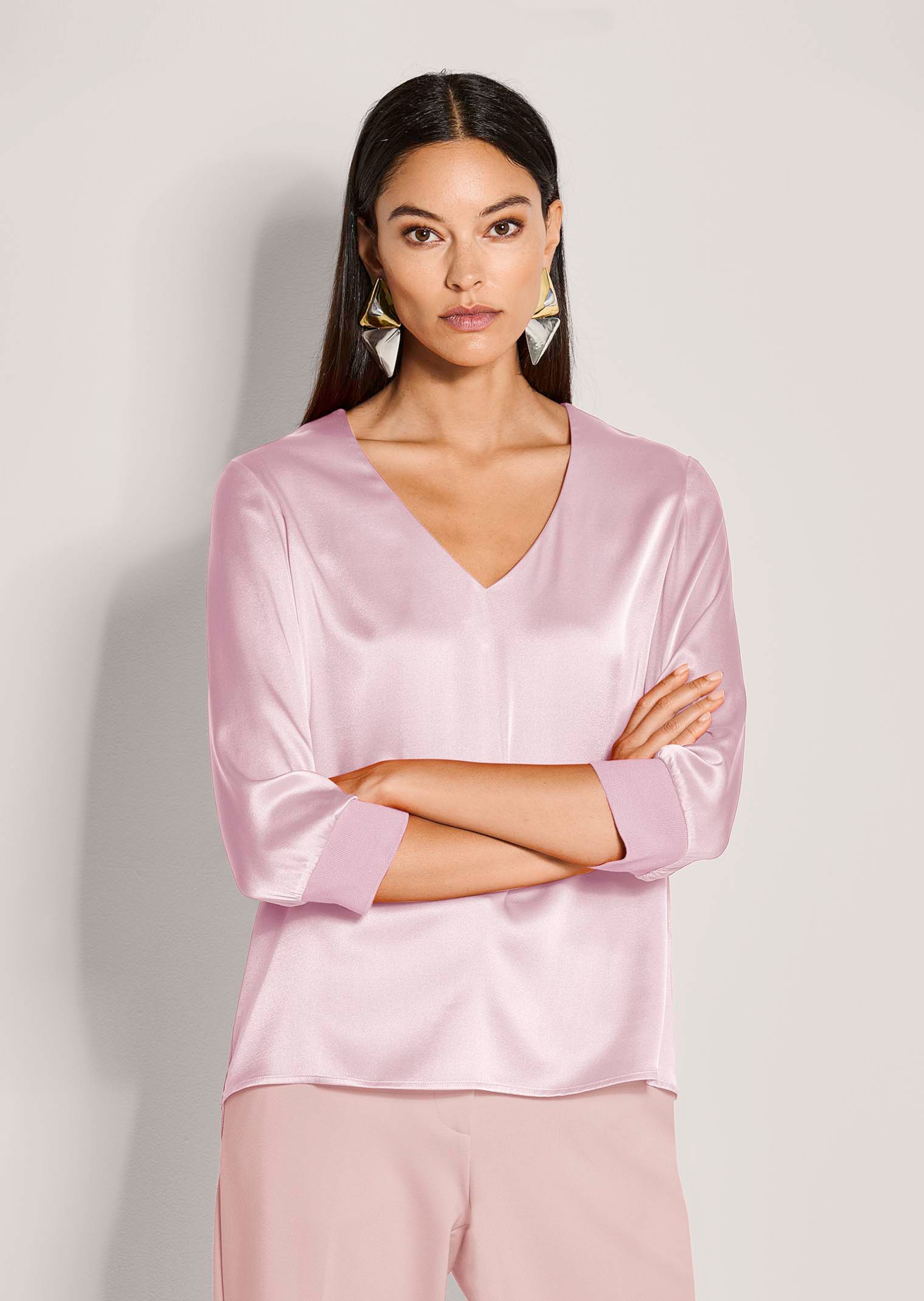 Blusenshirt aus Seidenstretch mit V-Ausschnitt