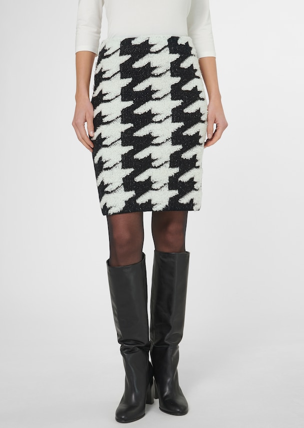 Houndstooth skirt in jacquard knit