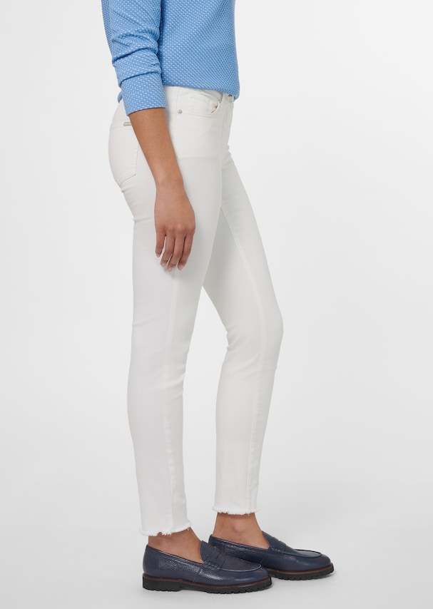 Jeans with fine fringing at the bottom of the legs 3
