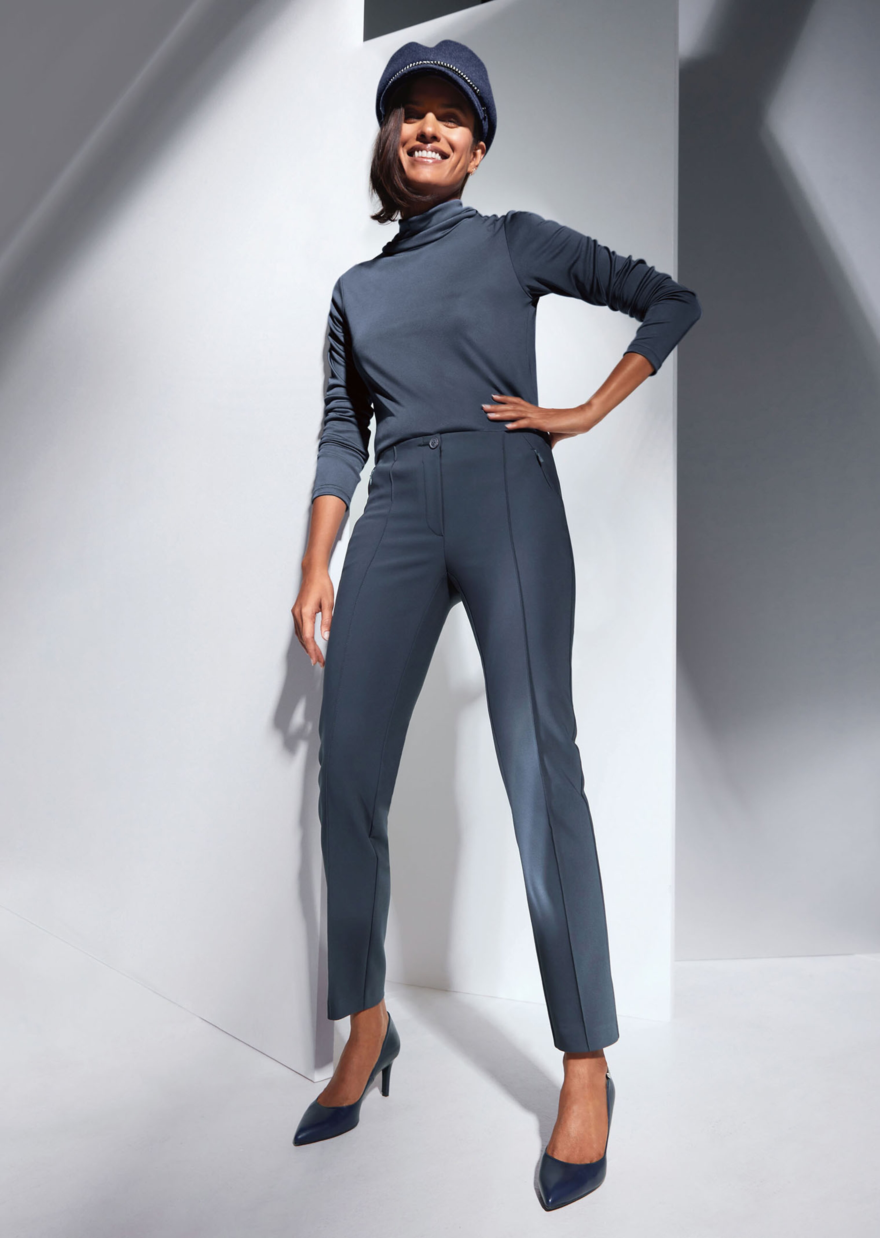 Schlanke Stretch-Hose mit Biesen