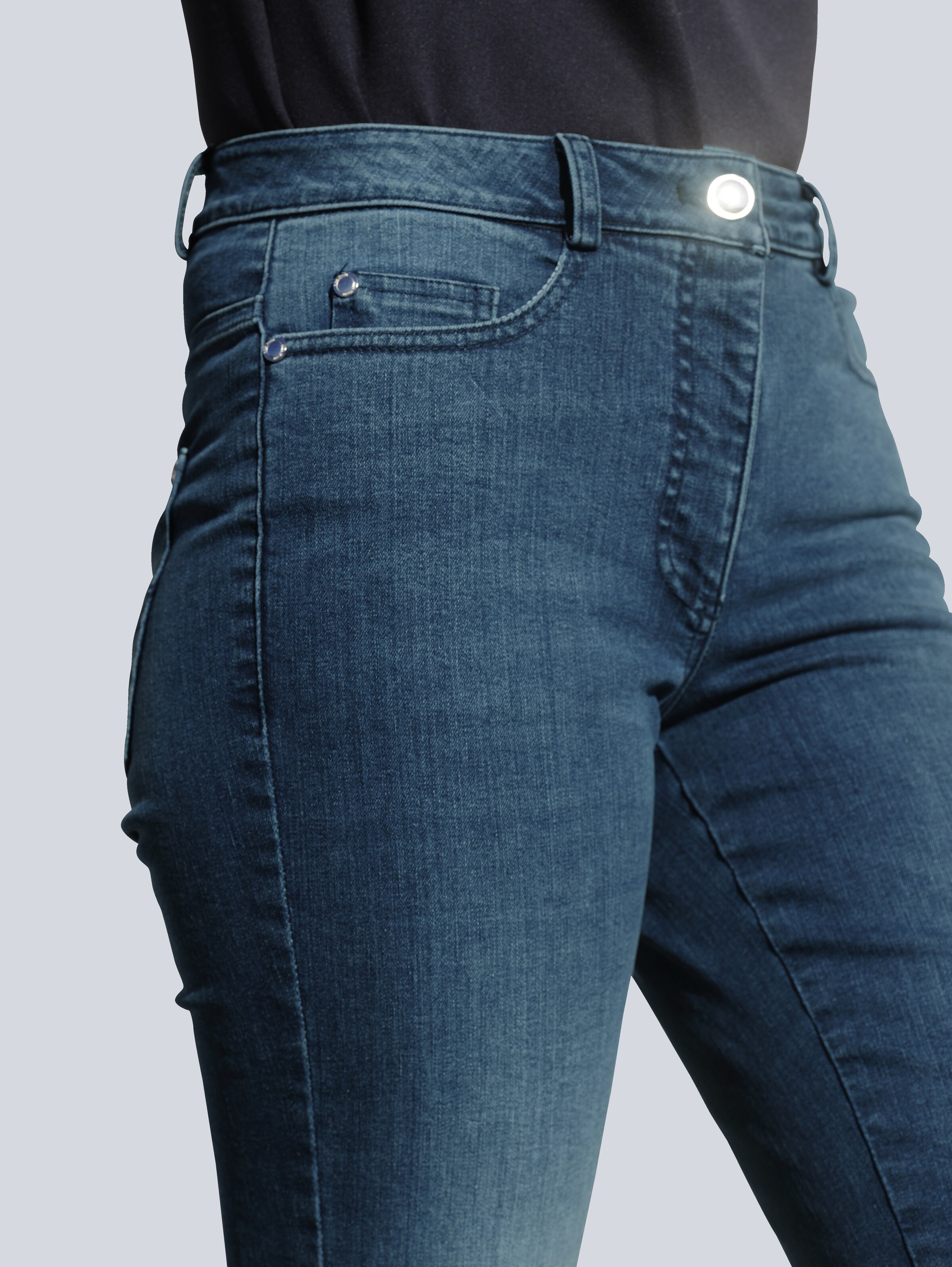 Jeans mit modisch weitem Bein 1