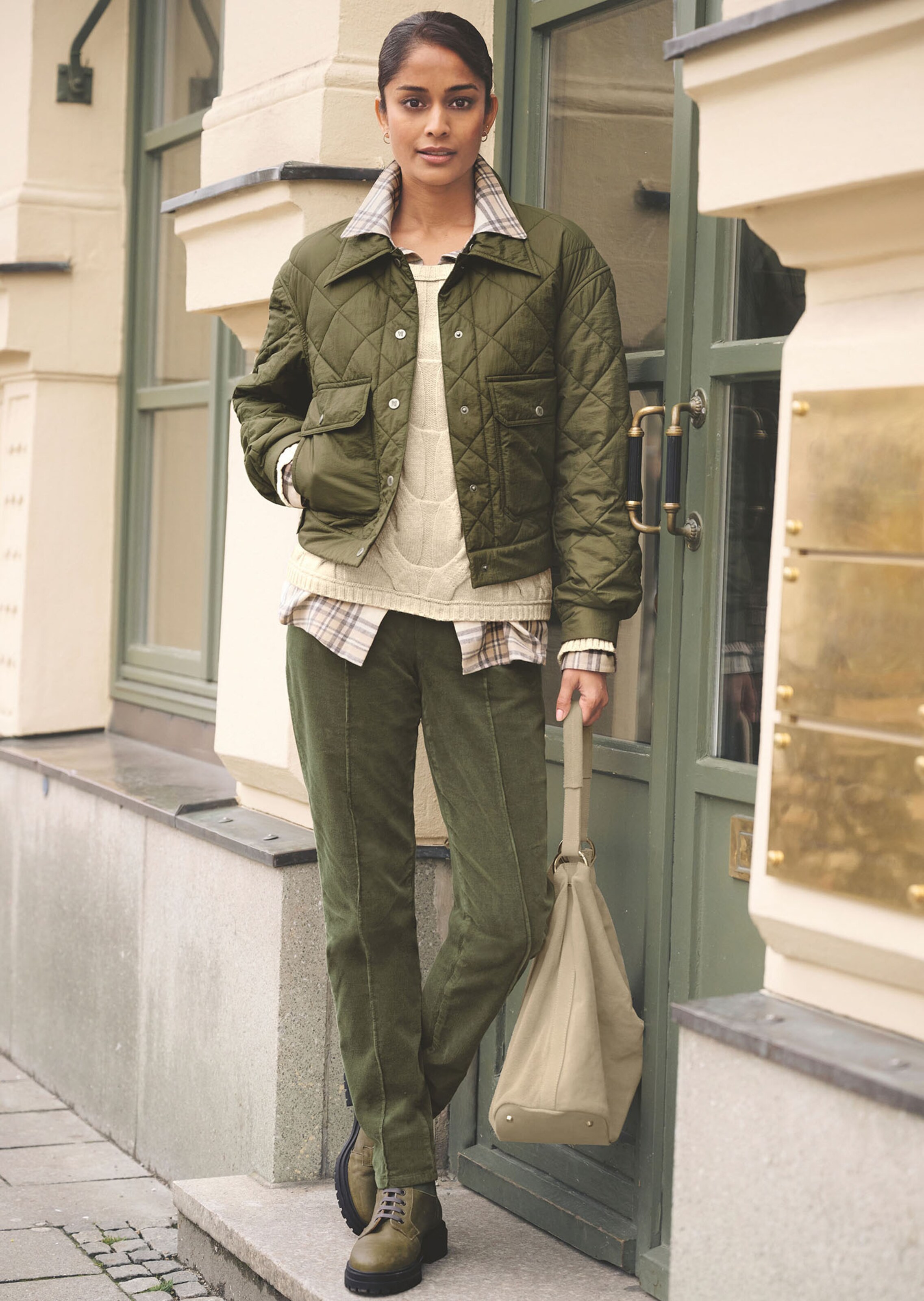 Cord-Joggpants mit Elastikbund und Zierbiese