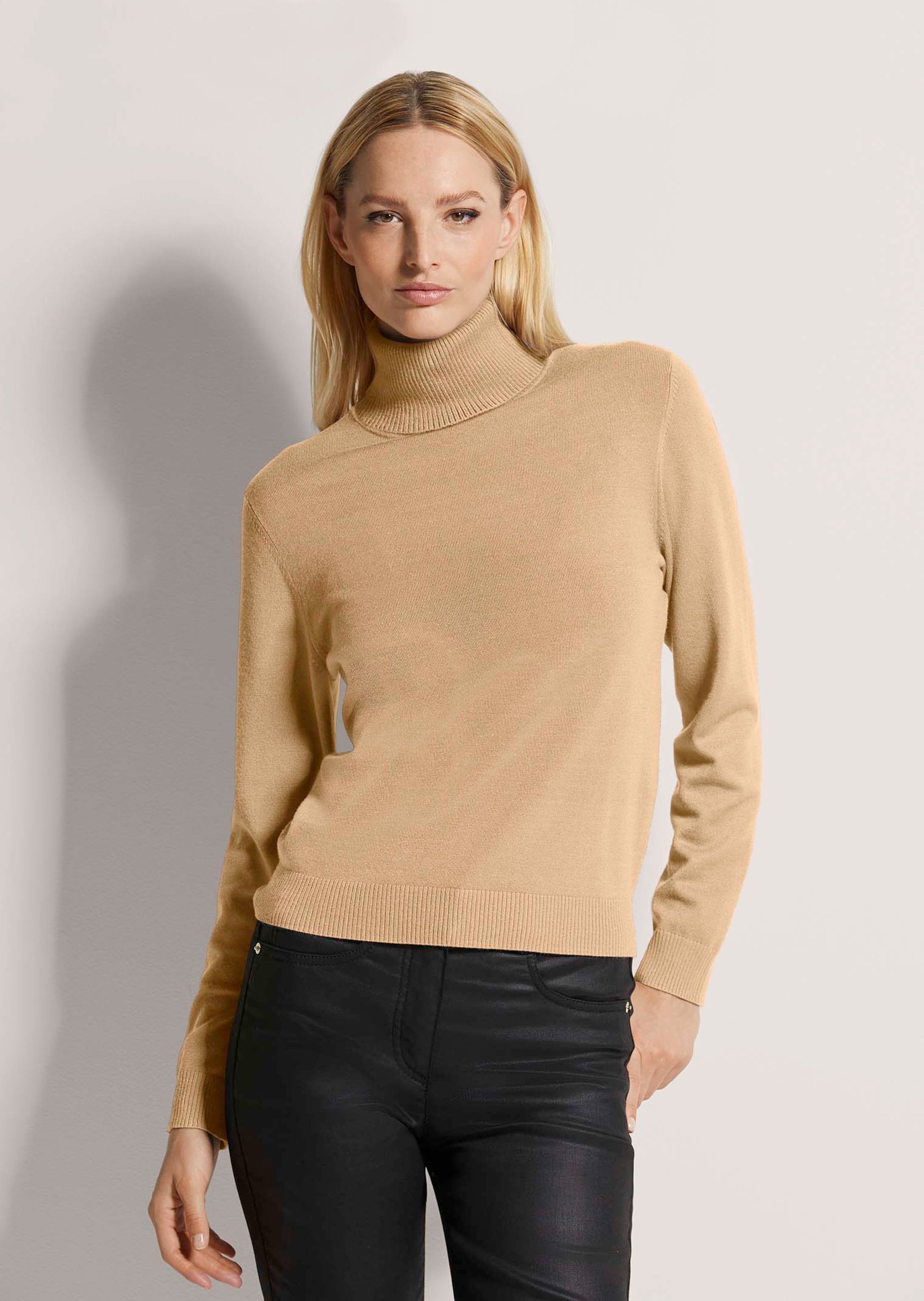 Figurnaher Feinstrickpullover