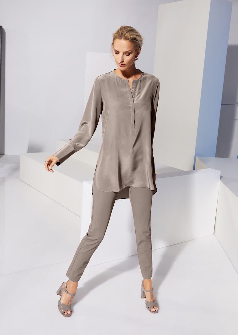 Lange Seidenbluse in kragenloser Form