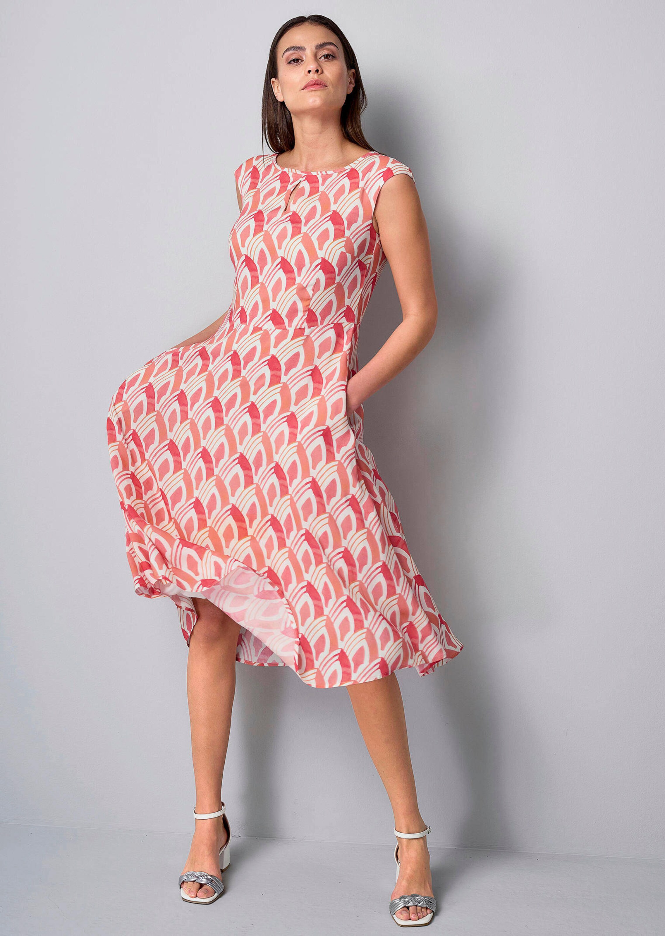 Kleid im sommerlichem Dessin