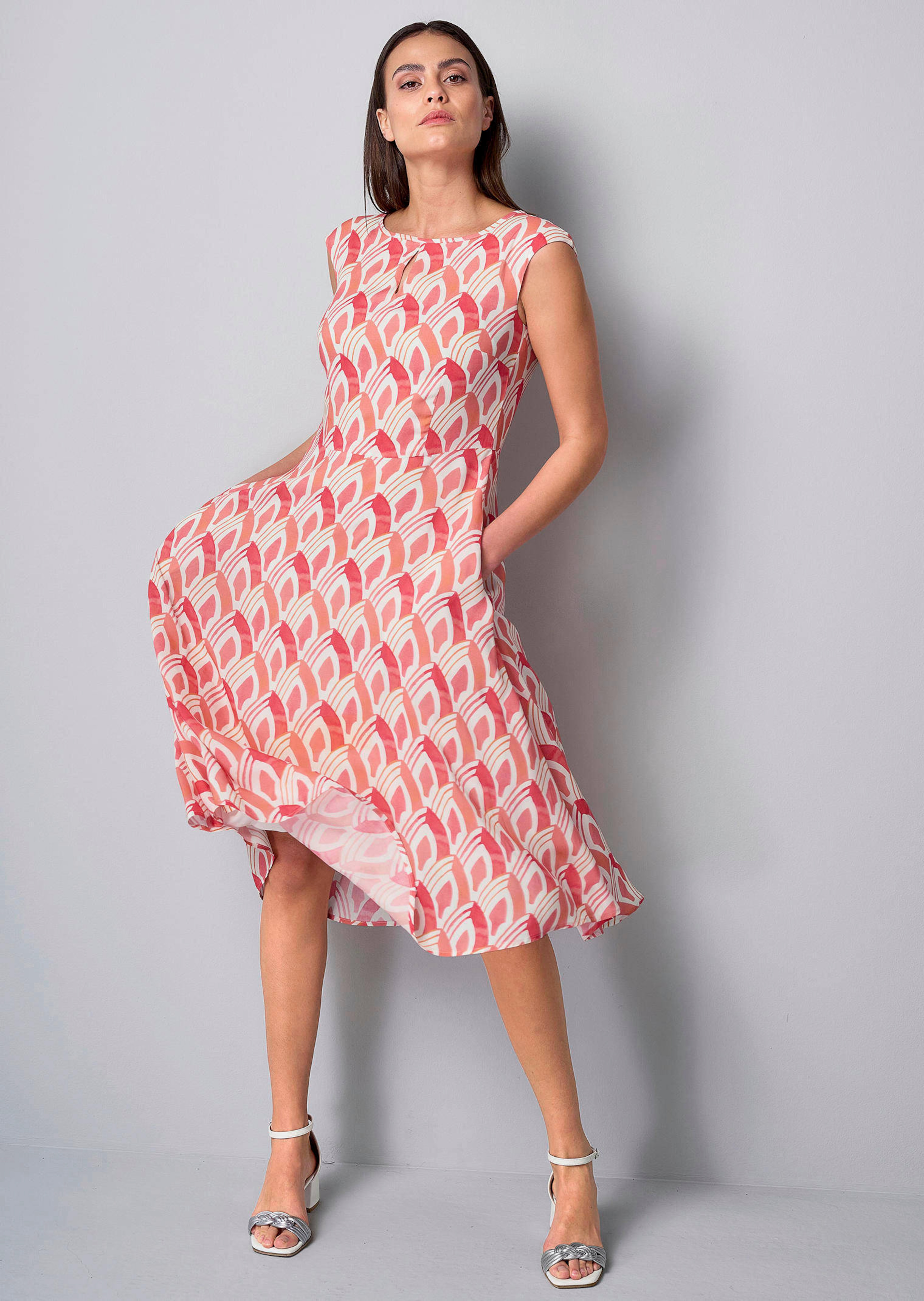 Kleid im sommerlichem Dessin