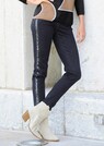 Jeans mit Galonstreifen und Zierplättchen thumbnail 7
