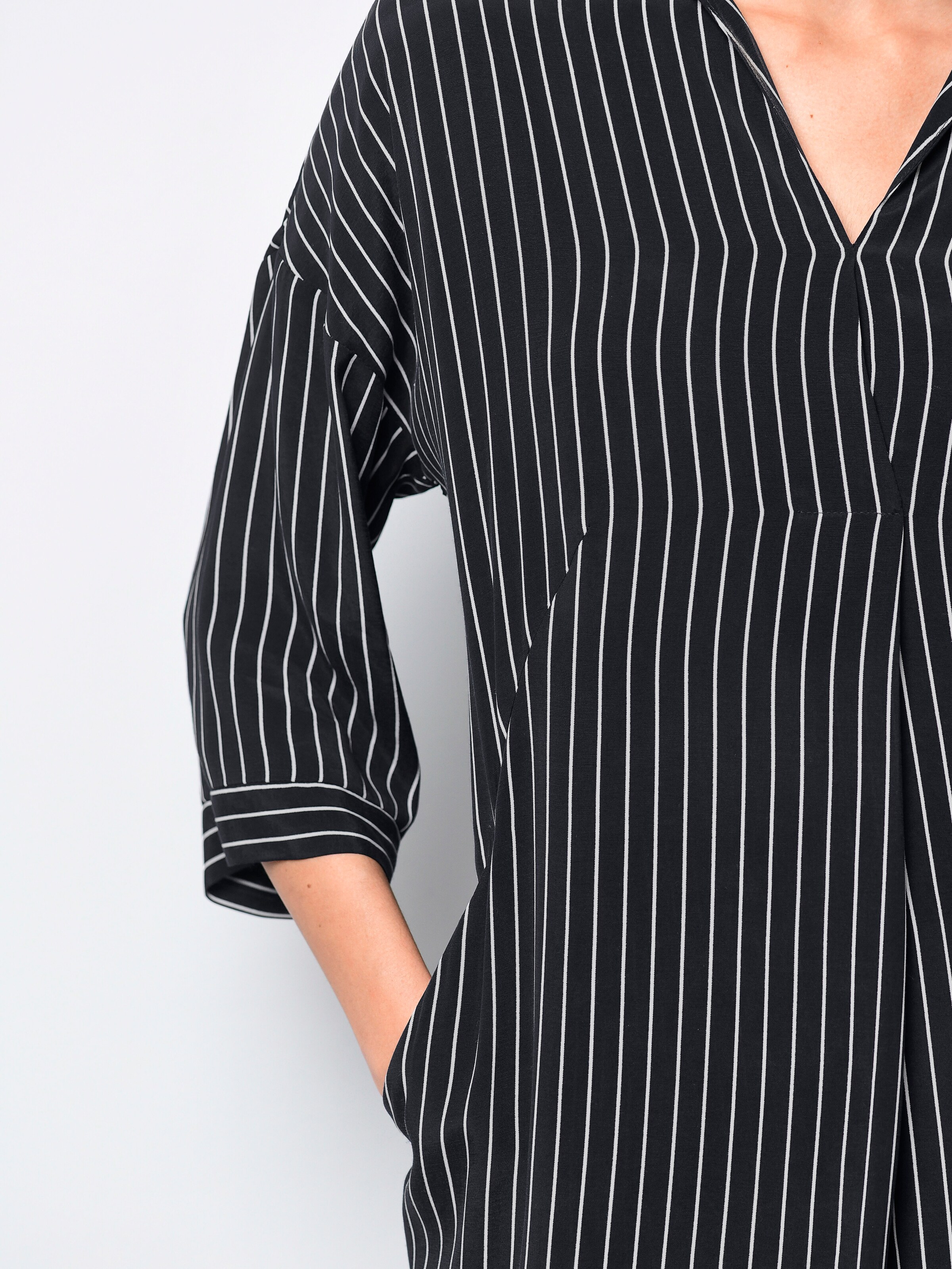 Kleid mit V-Ausschnitt 3