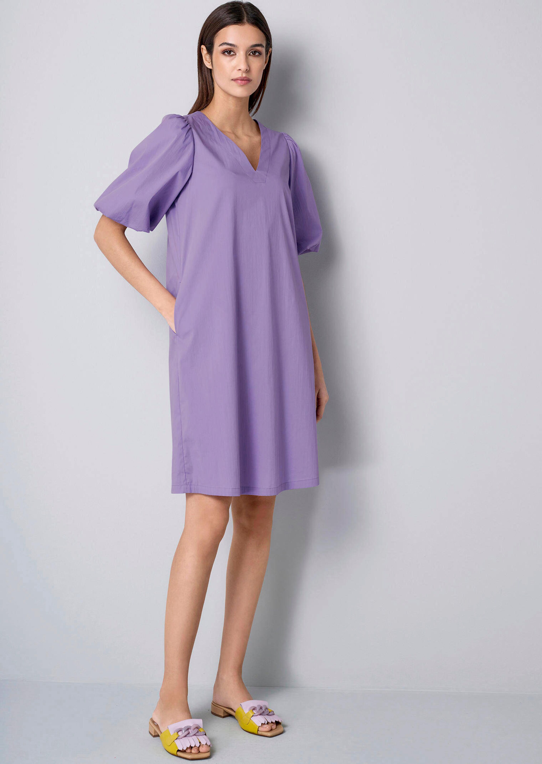 Kleid mit V-Ausschnitt 1