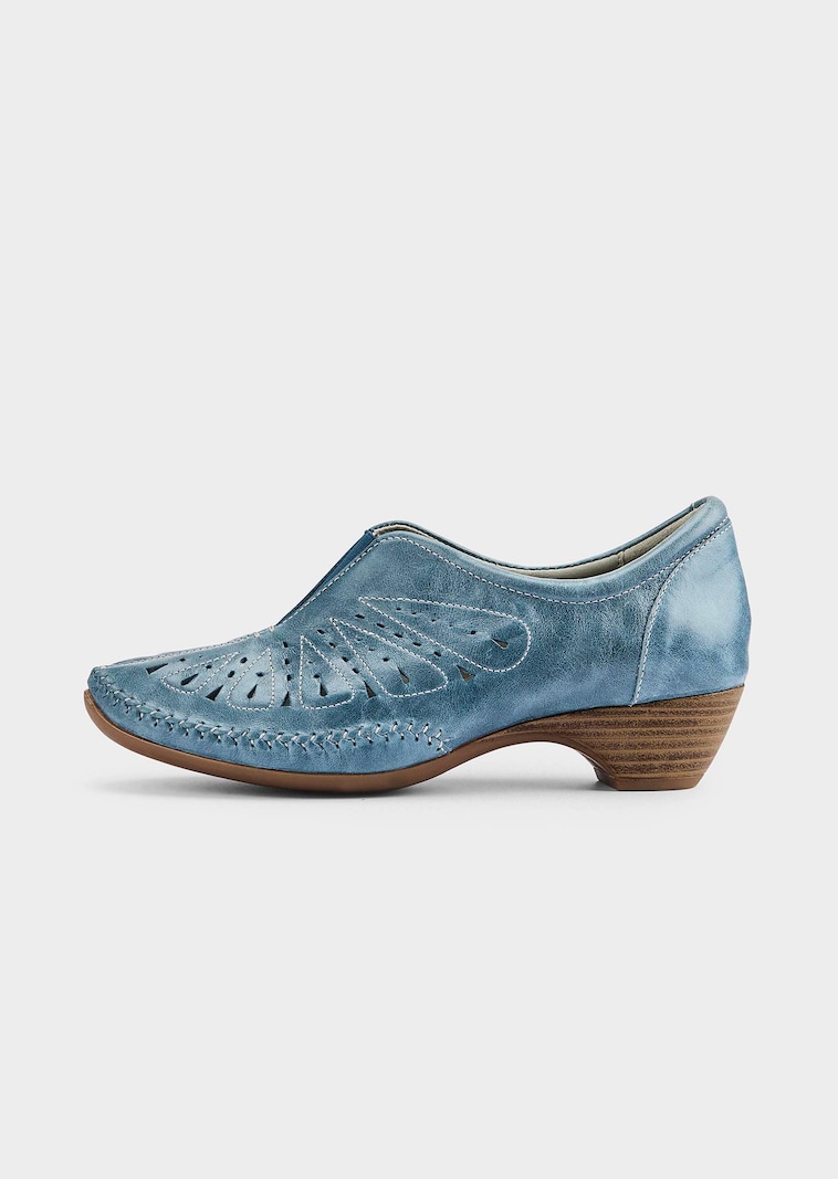 Pumps aus perforiertem Leder