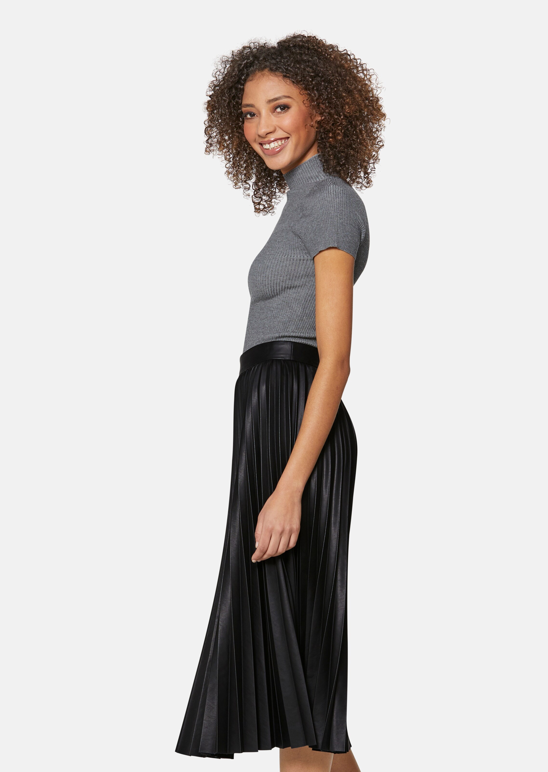 Pleated skirt in a subtle checked pattern in black | MADELEINE Fashion