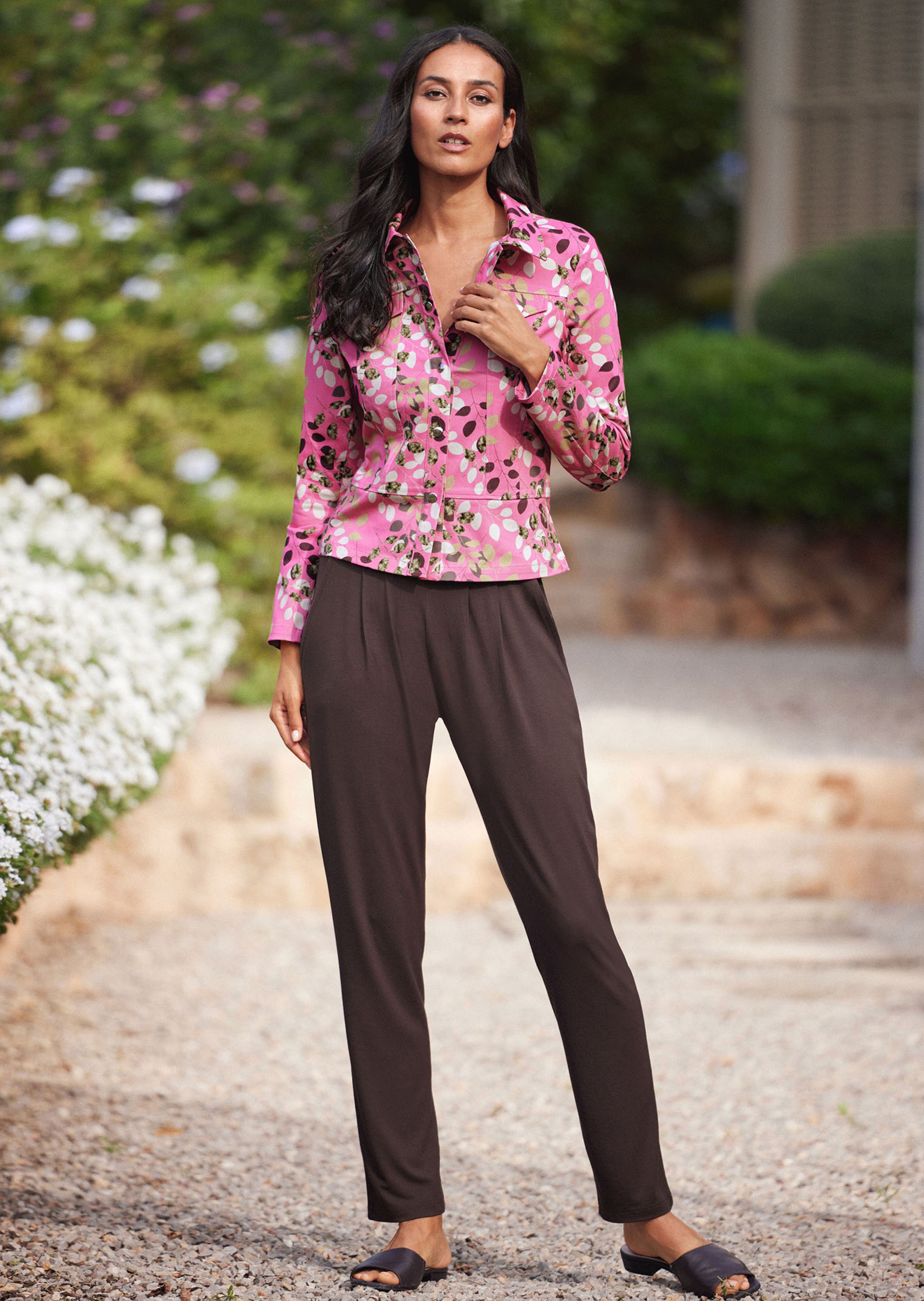 Jeansjacke mit Blätterprint und Schößchen
