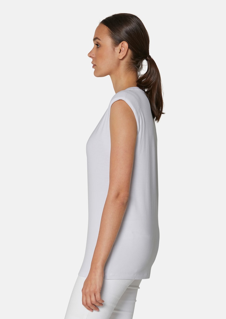 Sleeveless shirt with fashionable shoulder accentuation 3