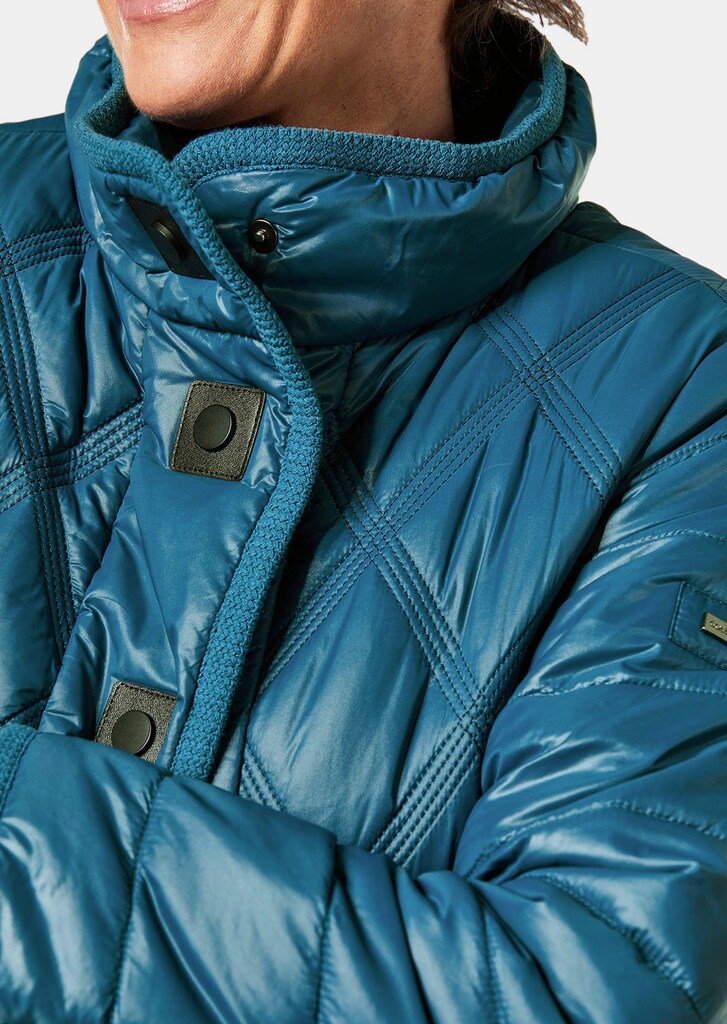 Steppjacke mit dekorativen Druckknöpfen