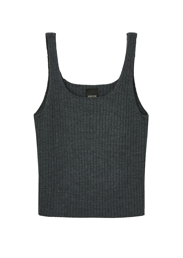 Shortened knitted top with ribbed texture