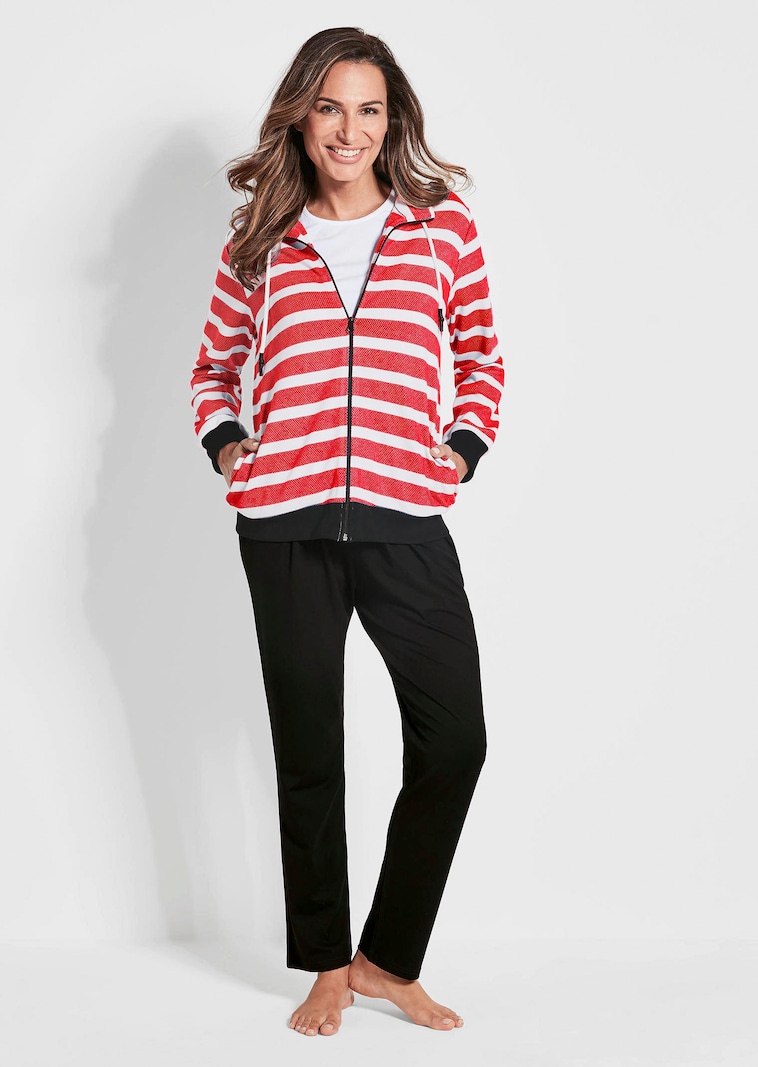 Vrijetijdsensemble met sportief streeppatroon