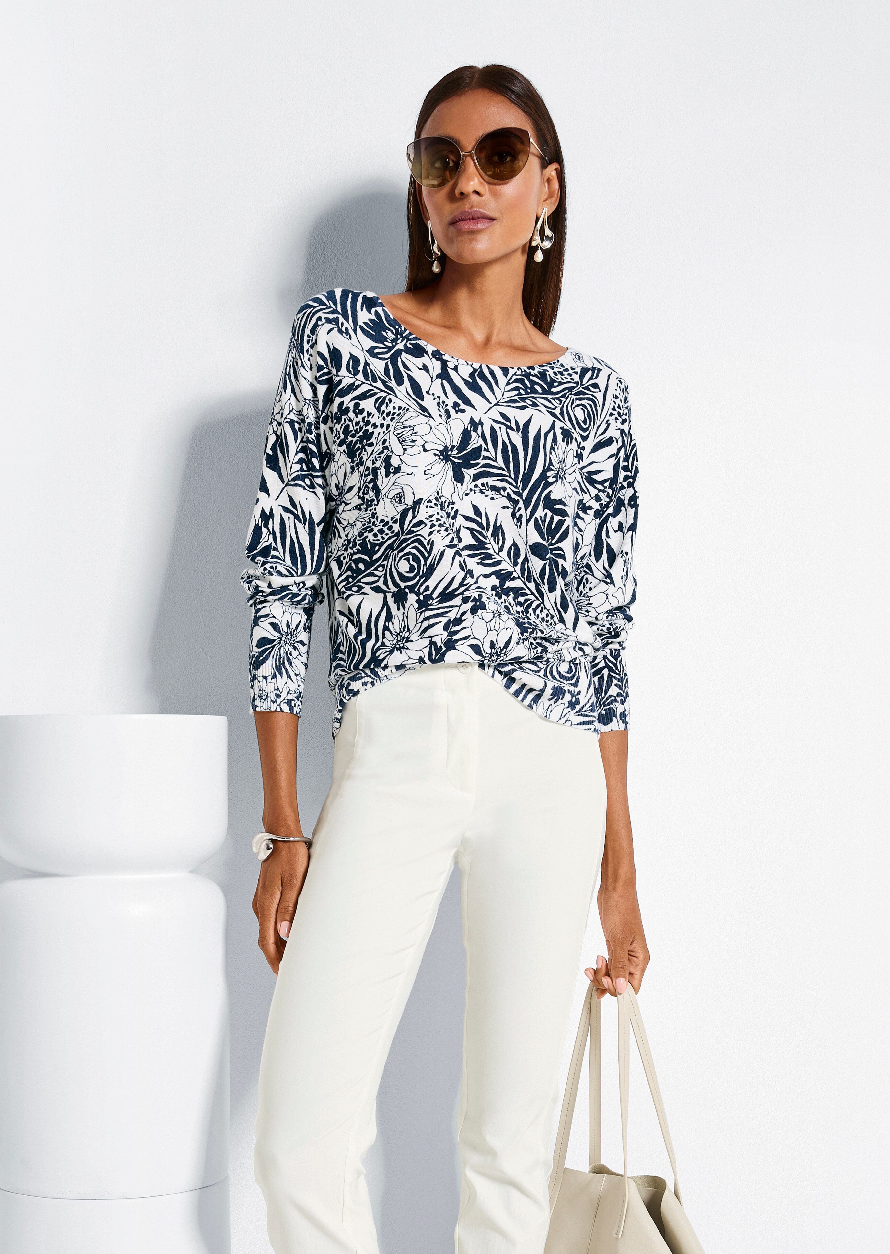 Jumper with boat neckline