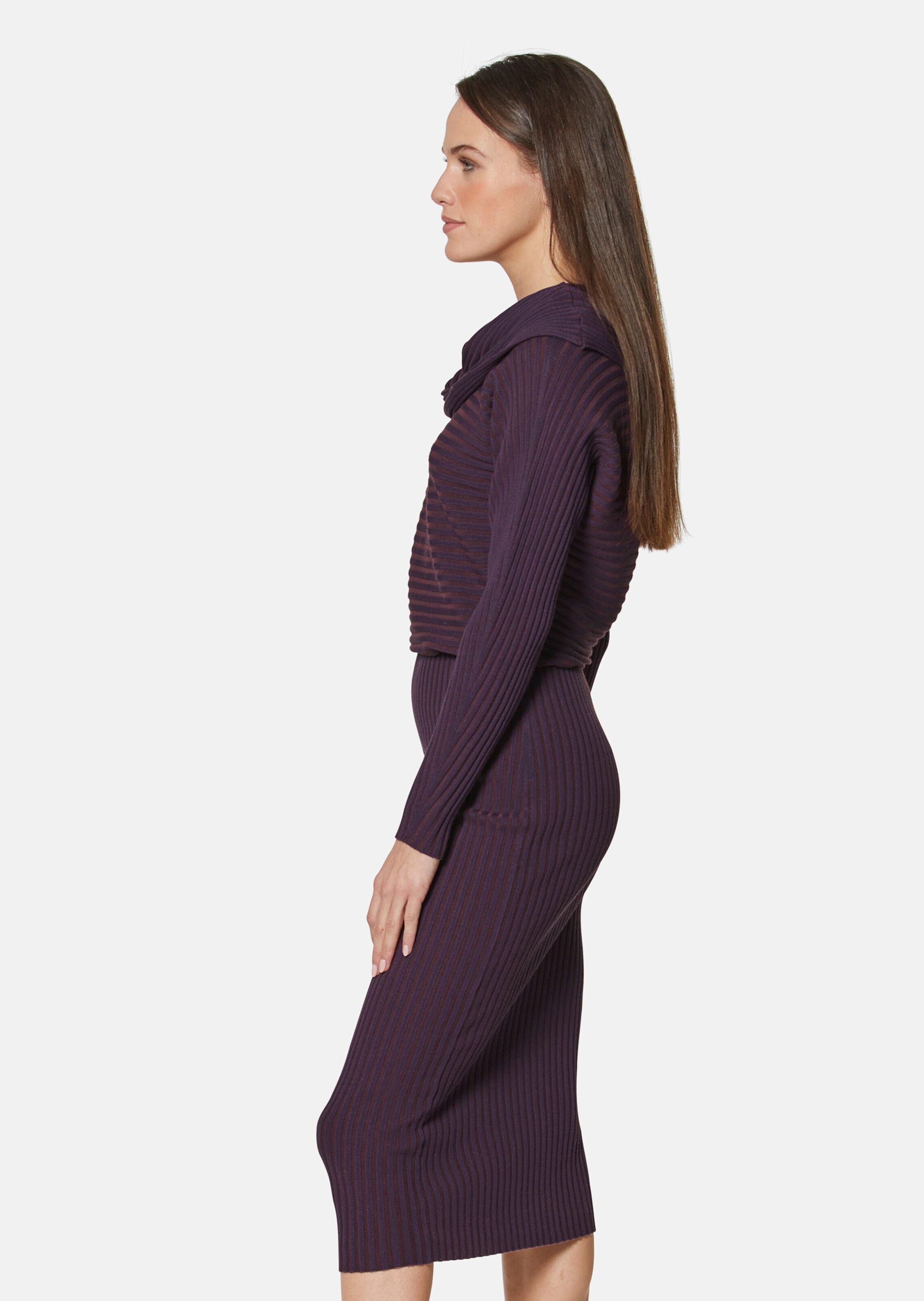 Knitted dress in dark purple / almond | MADELEINE Fashion