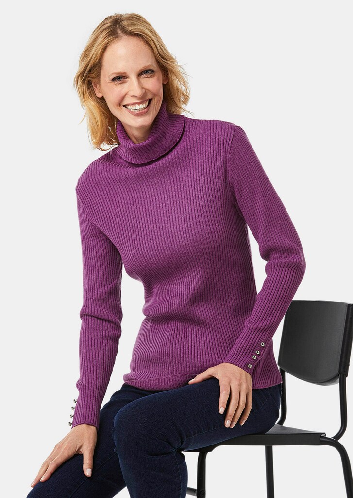 Eleganter Rollkragenpullover mit optischen Knöpfen
